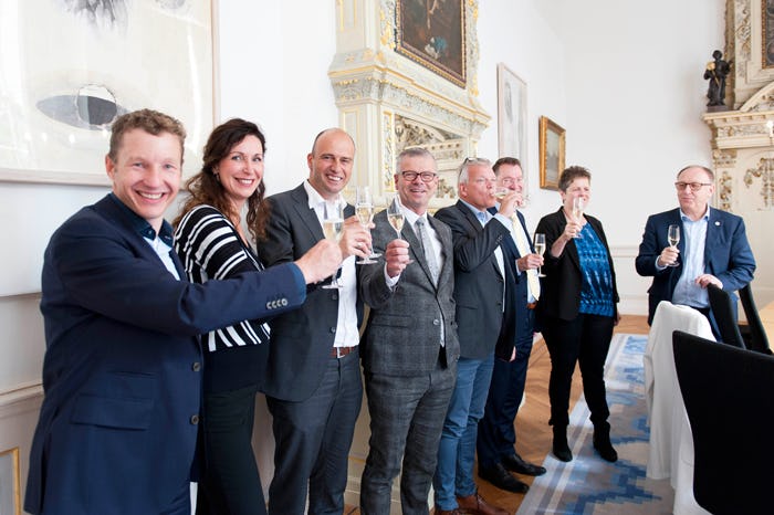 Champagne ter gelegenheid van nieuw dc Sligro op Bedrijvenpark A1 Deventer
