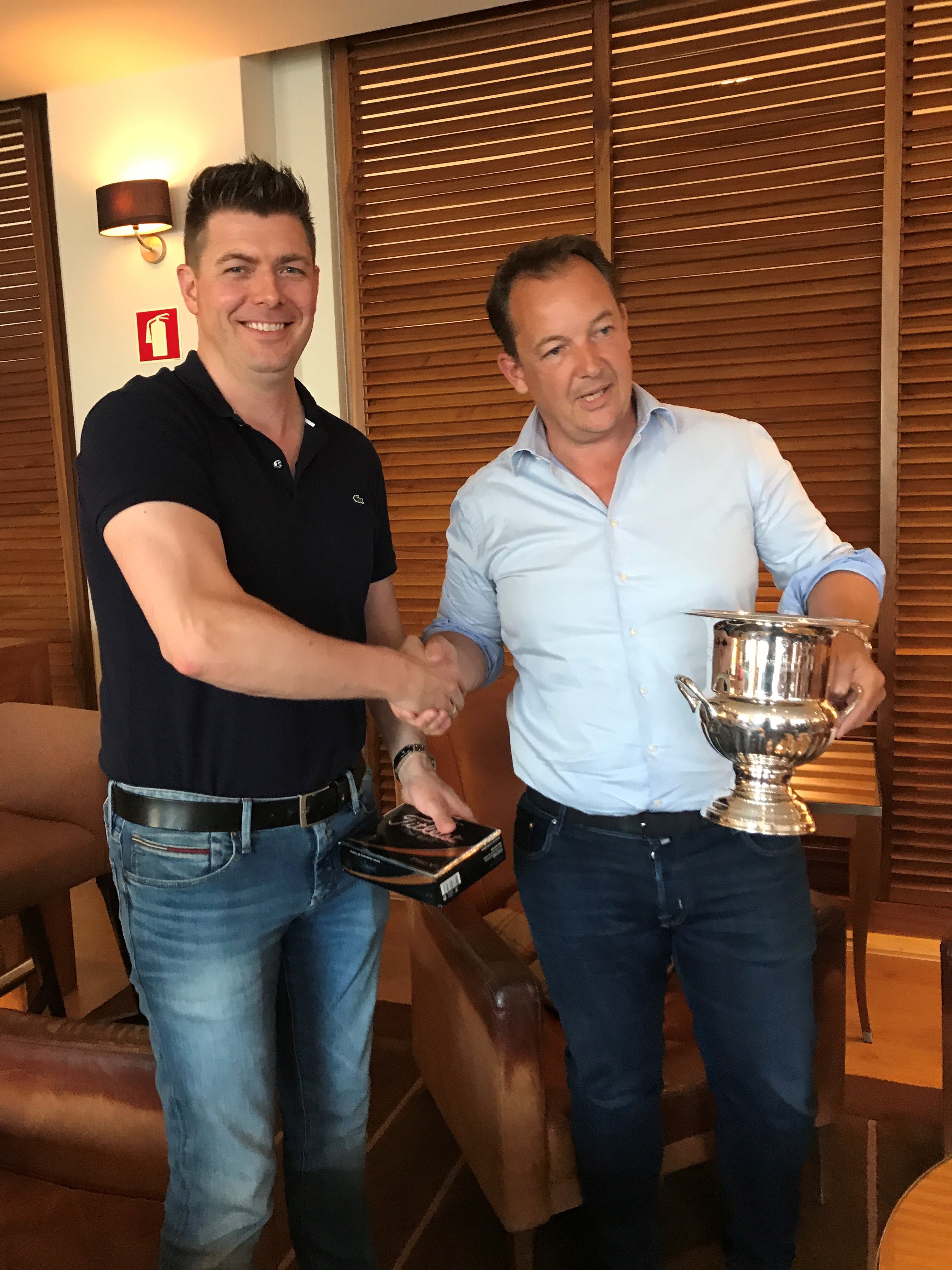 Toernooiwinnaar Ramon Hermans ontvangt de wisselbeker uit handen van Jan Vlastuin (links).