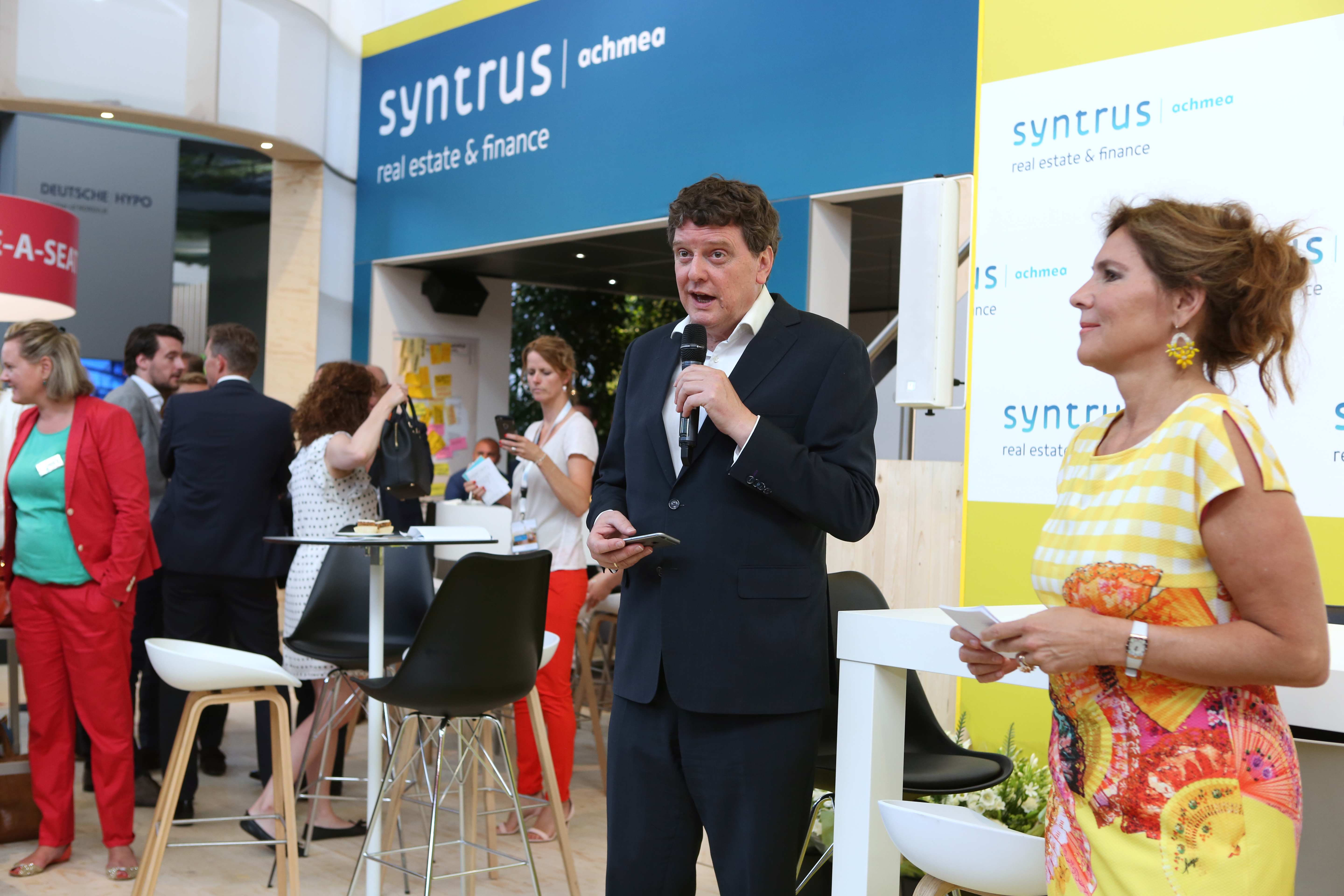 Vastgoedmarkt hoofdredacteur Johannes van Bentum introduceert juryvoorzitter Claudia Zuiderwijk