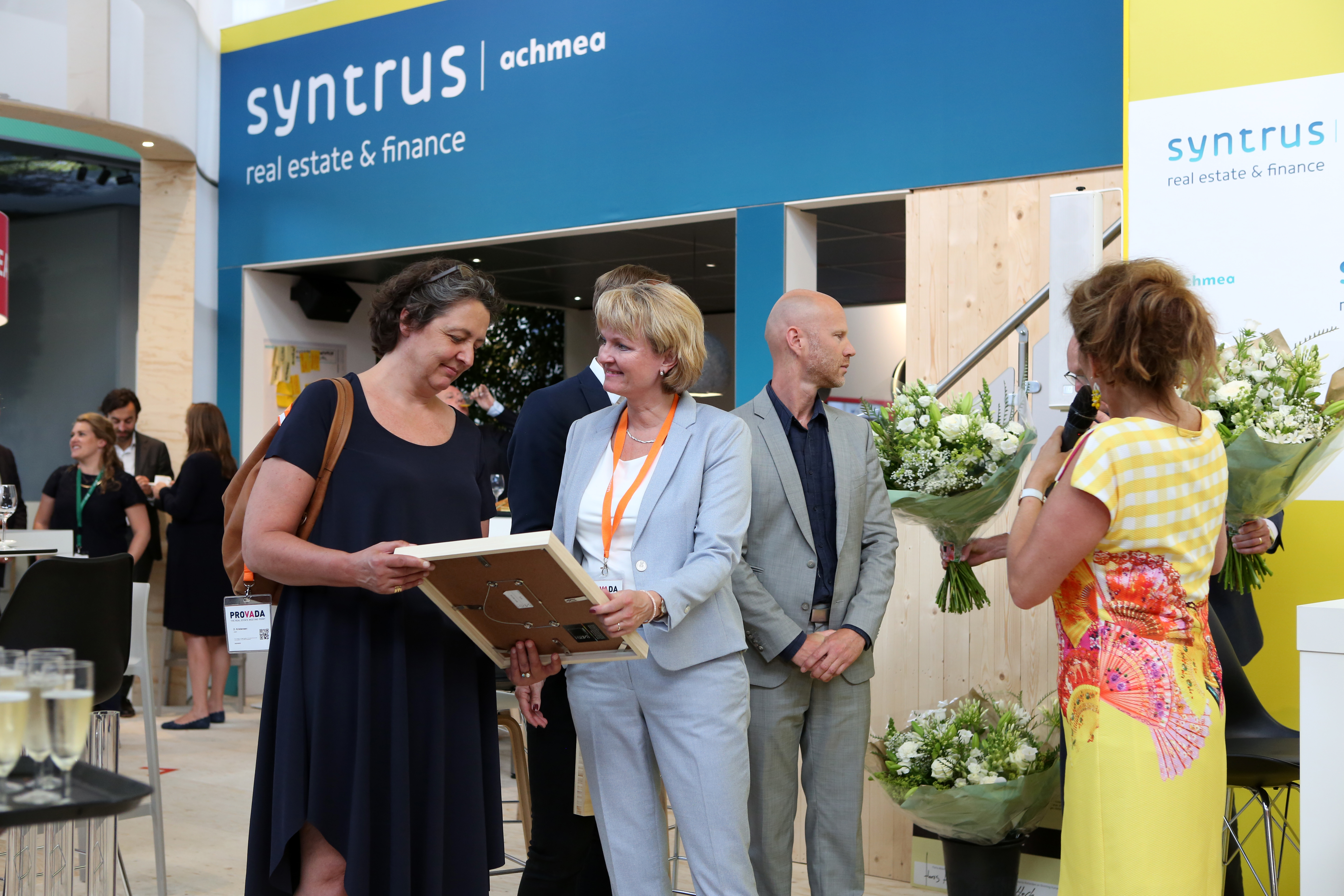 Vertegenwoordigers van Scheldehof, links Angela Kallewaard