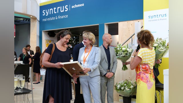 Vertegenwoordigers van Scheldehof, links Angela Kallewaard