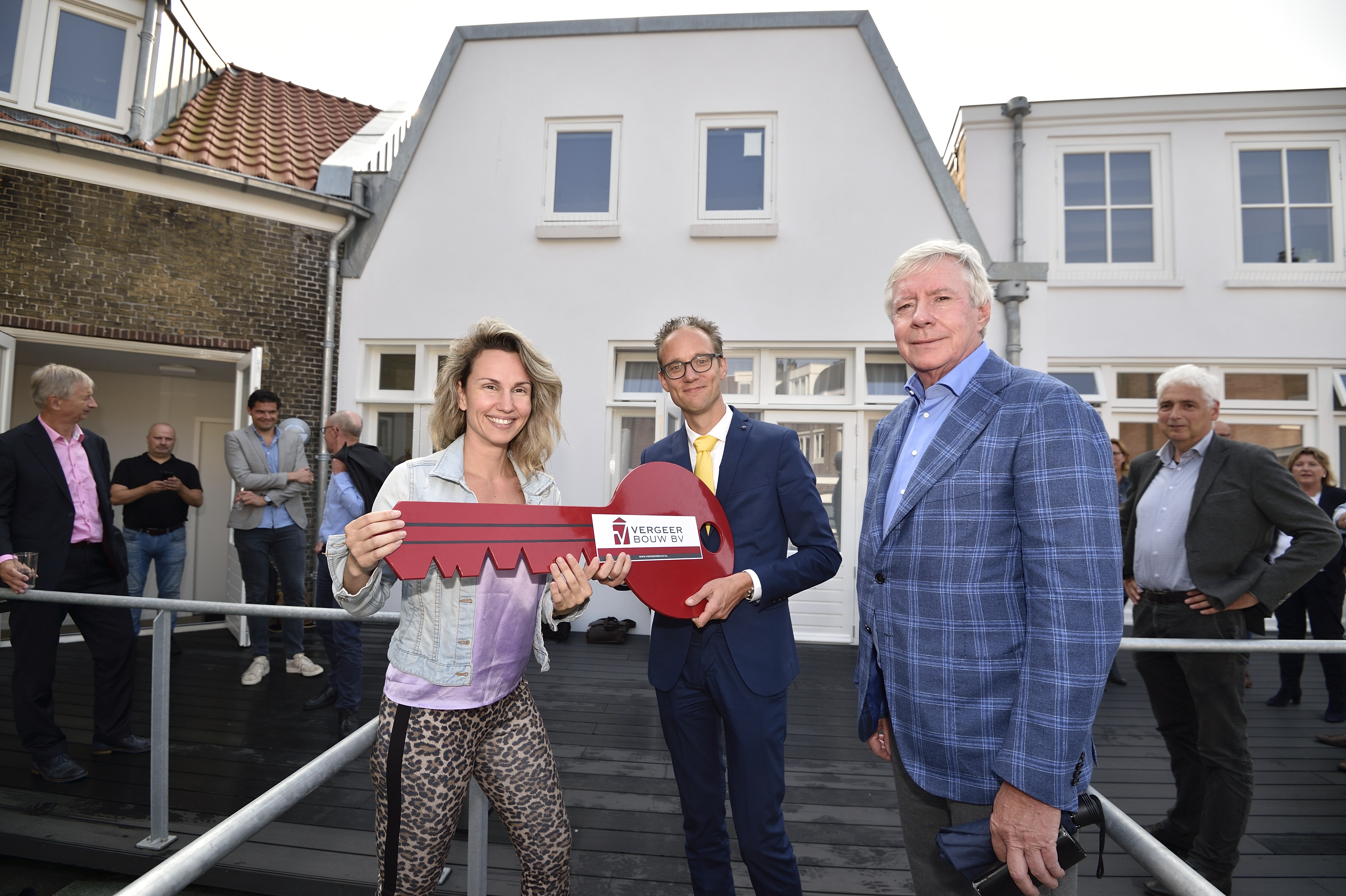 Nieuwe huurder met  Binnenstad-wethouder Thierry van Vugt en pandeigenaar Cees van Toor