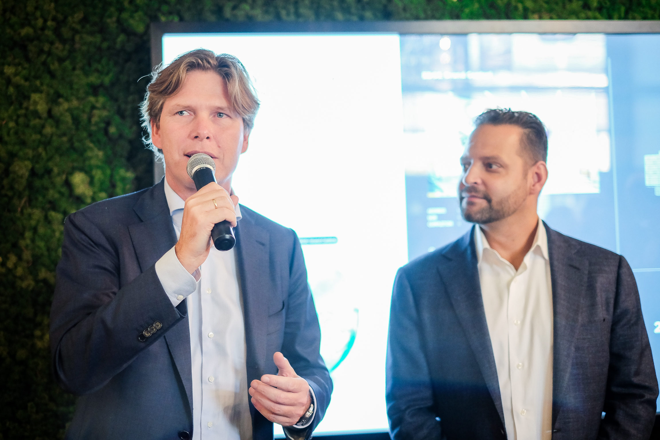 Coen van Oostrom (OVG) en Peter Scialla (Delos)