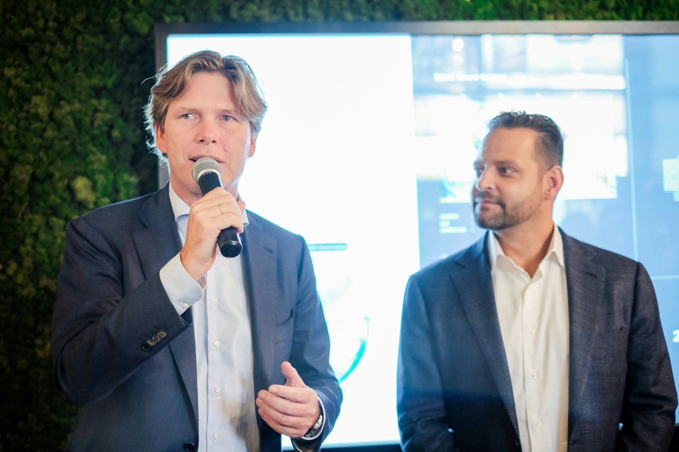 Coen van Oostrom (OVG) en Peter Scialla (Delos)