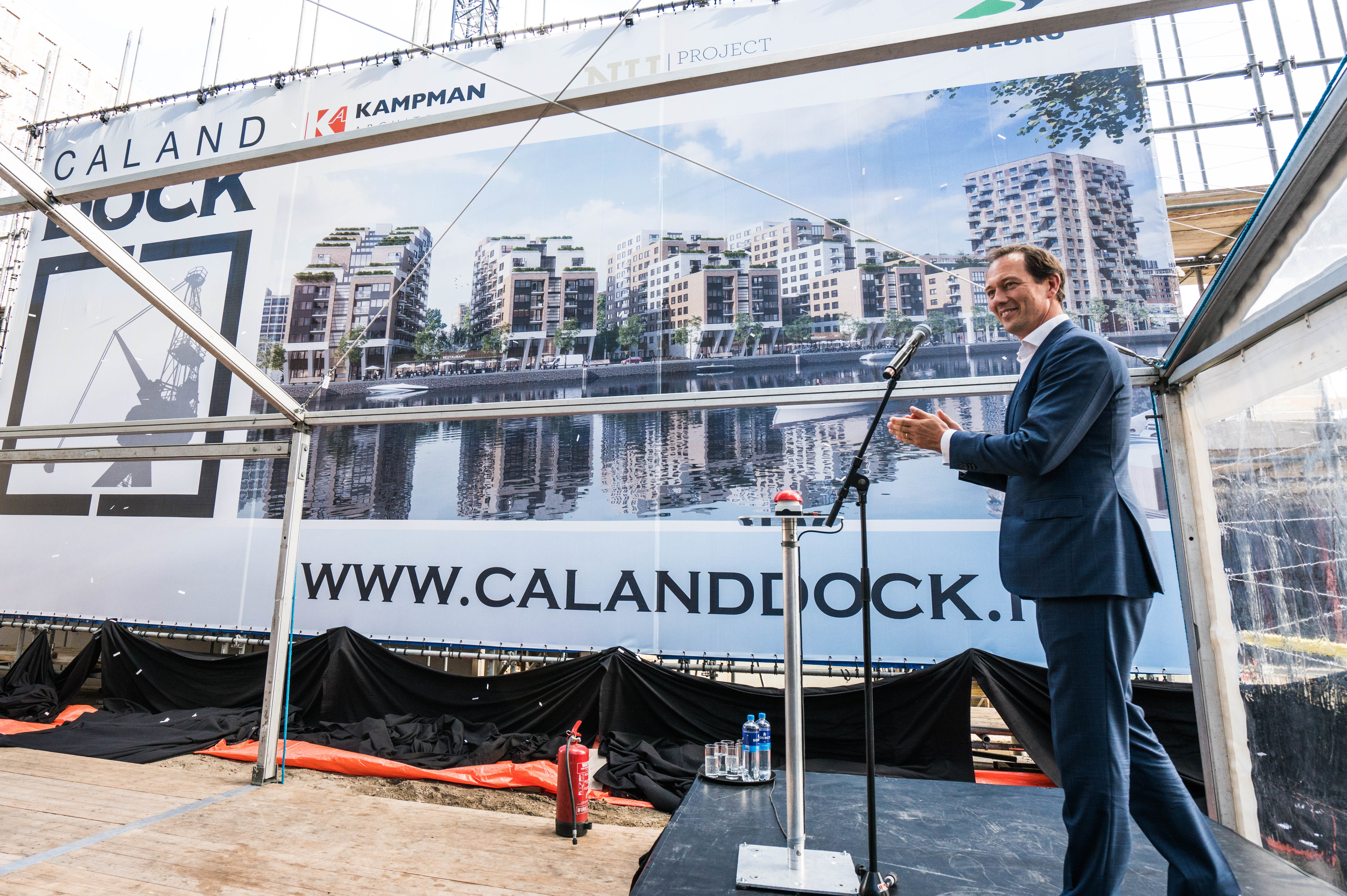 Onthulling Caland Dock in Laakhaven-West