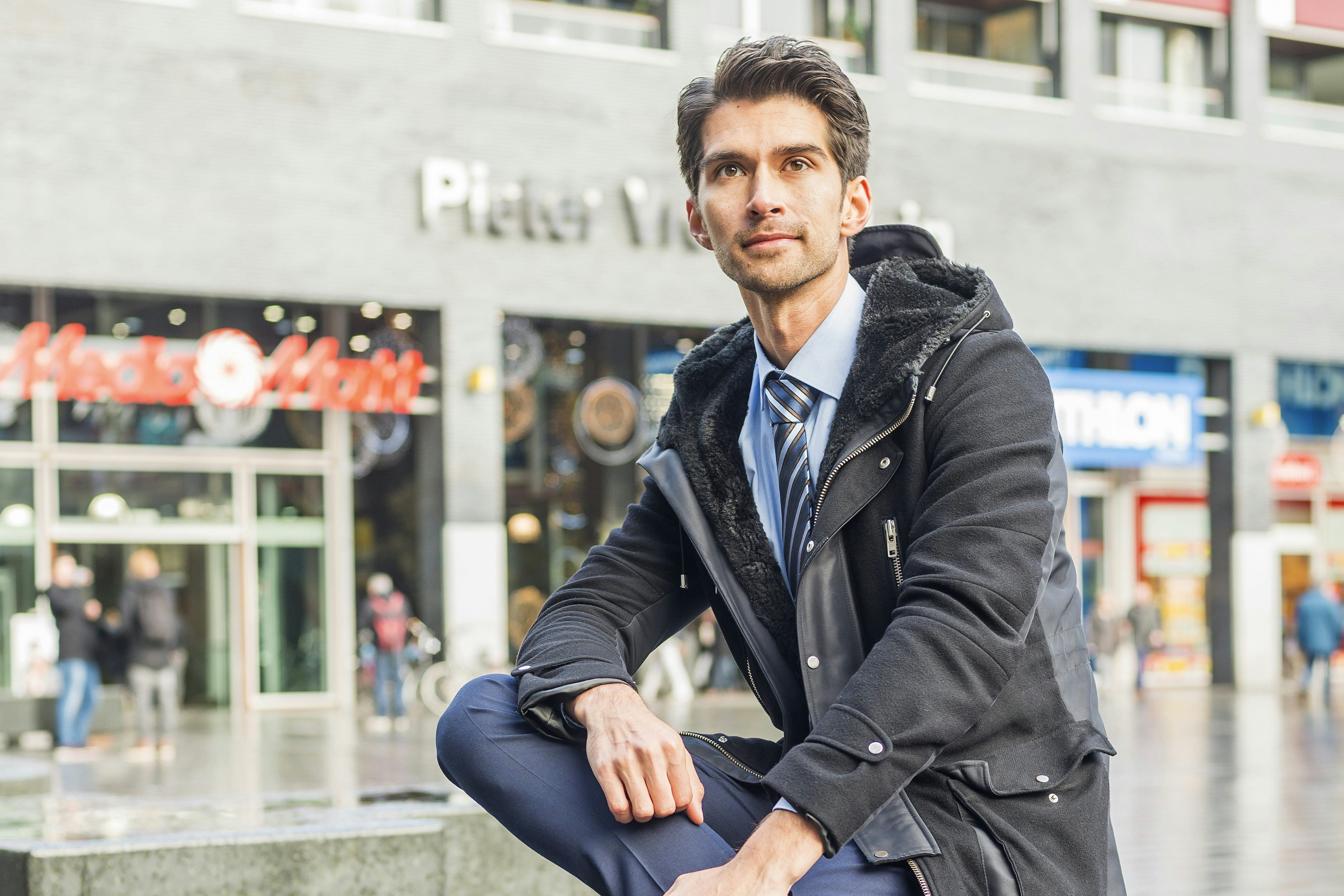 Nick van de Sanden voor de Decathlonwinkel aan het Pieter Vreedeplein, Tilburg