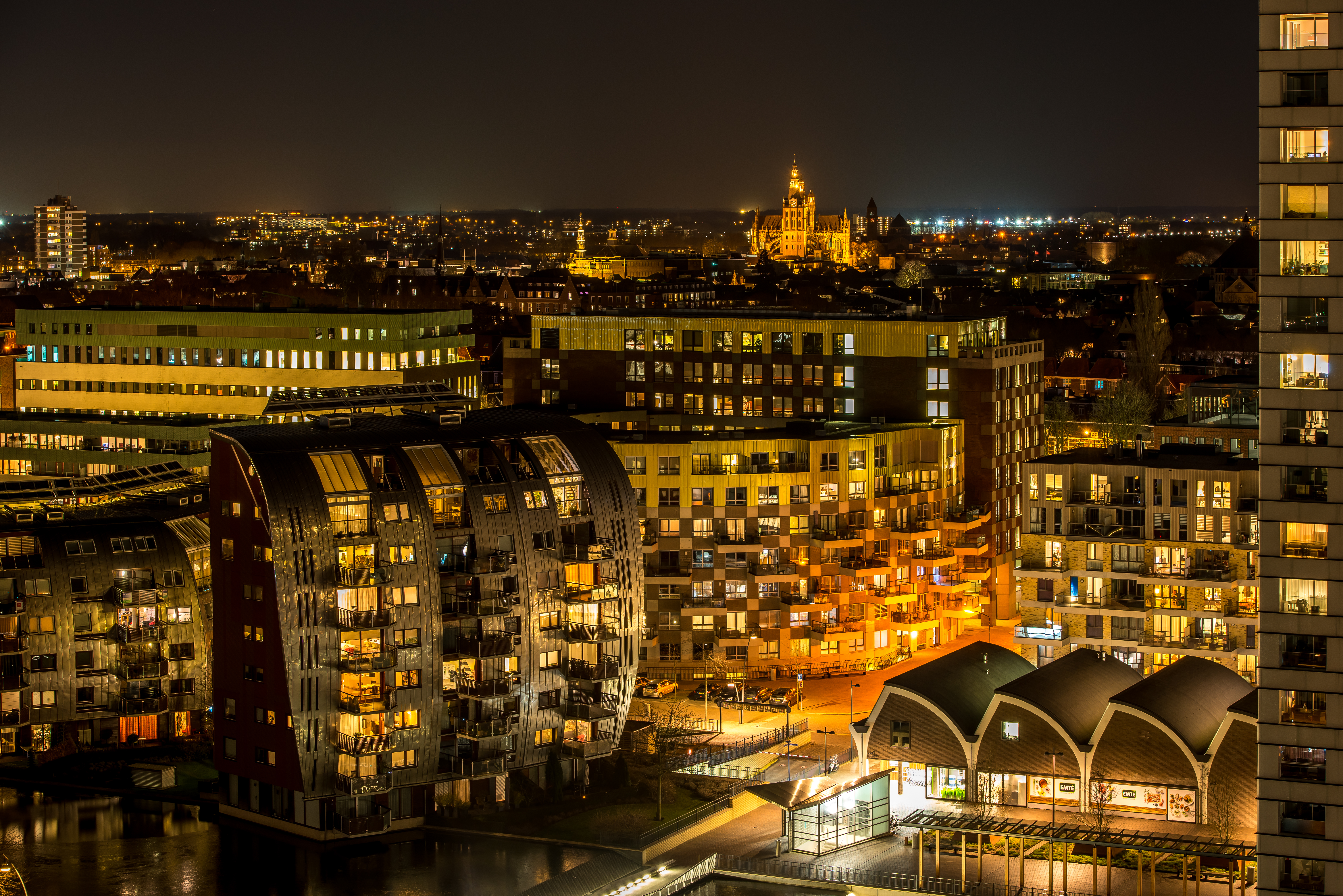 Skyline bij nacht van Den Bosch, gezien vanuit het Paleiskwartier