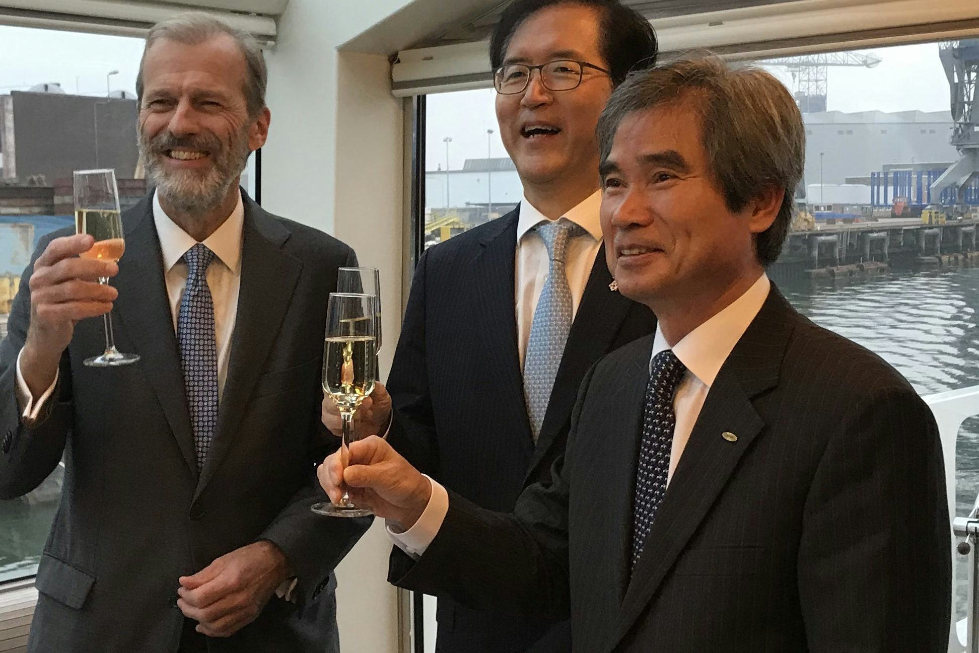 Vlnr: Allard Castelein (president-directeur Havenbedrijf ,Rotterdam), Yunyoung Lee (Ambassadeur Zuid-Korea in Nederland, Kichan Nam (president Busan Port Authority).
