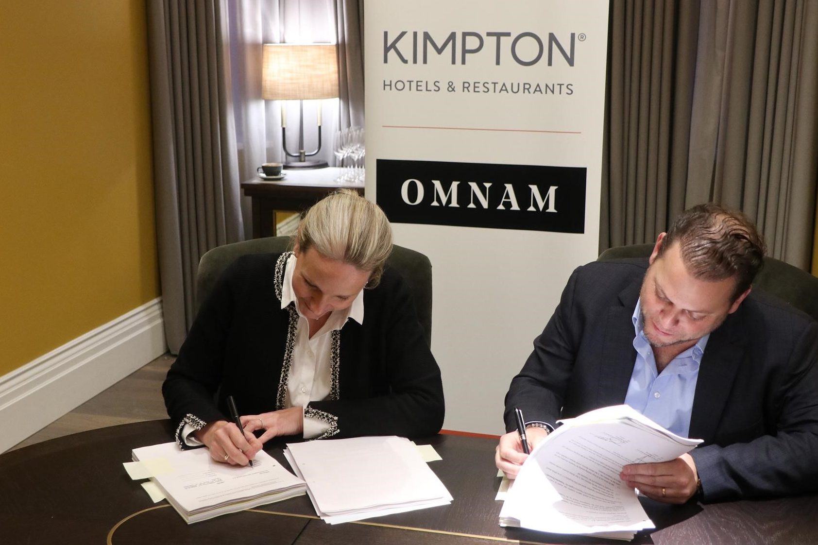 Kimpton Hotels & Restaurants en Omnam Group ondertekenen de overeenkomst.
