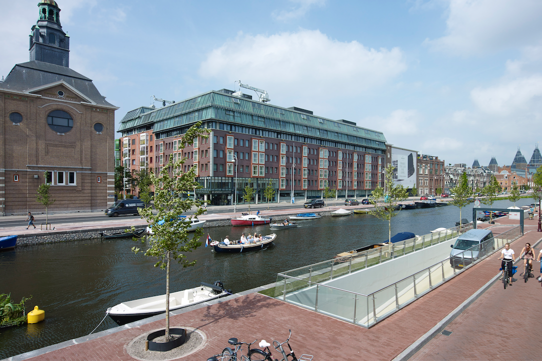 De Albert Cuypgarage is de eerste parkeergarage onder de Amsterdamse grachten.