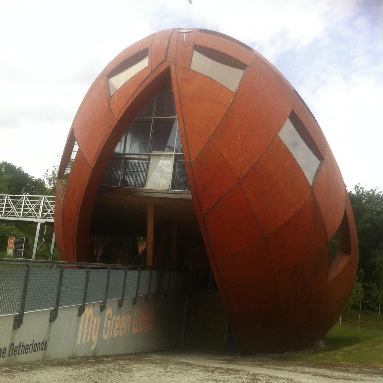 Verpauperd paviljoen op Floriade Venlo