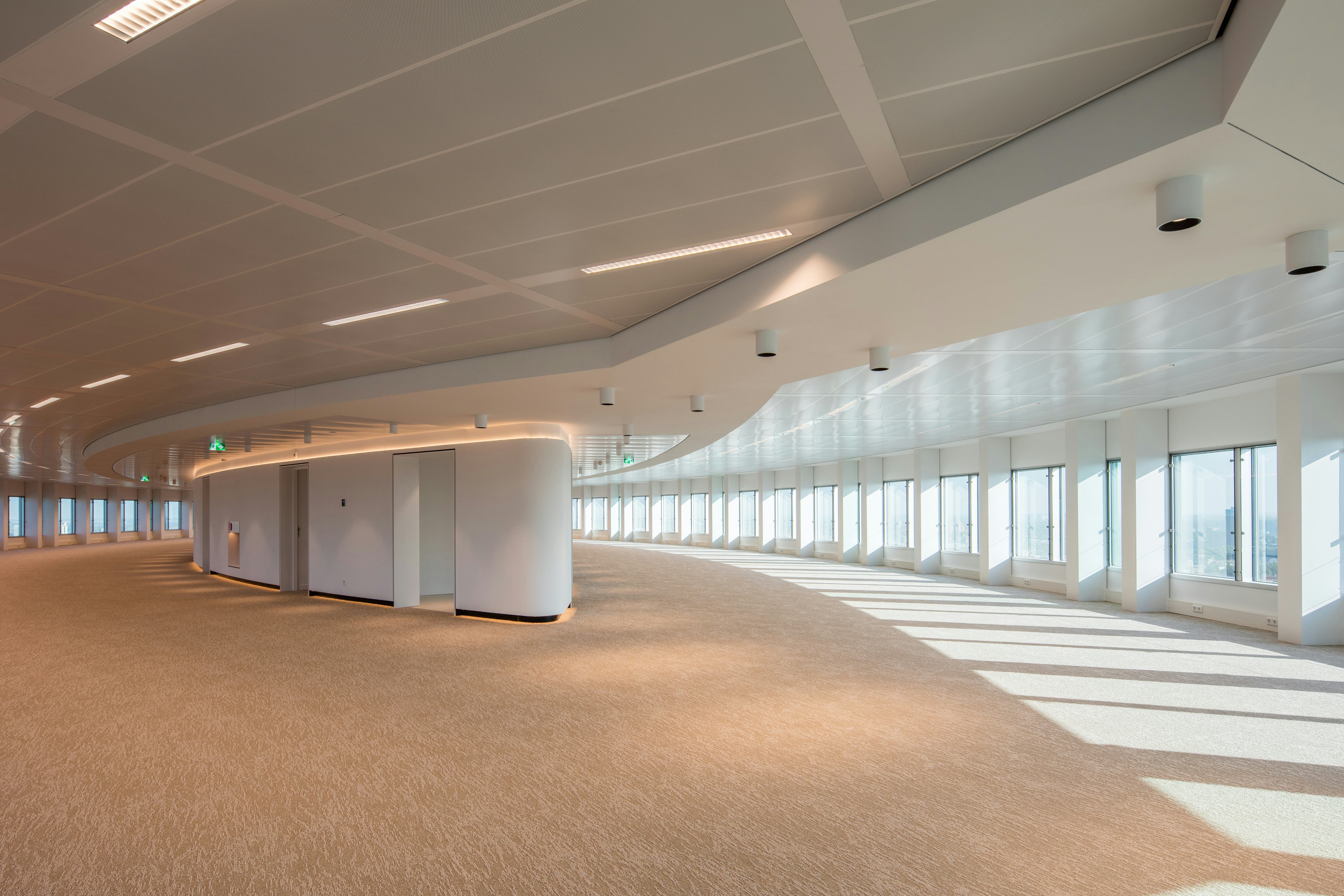 Gerenoveerde kantoorruimte in de hoogbouw van WTC Rotterdam met klimaatplafonds