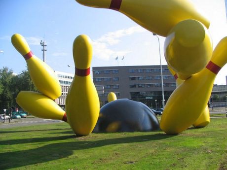 Kunstobject Flying Pins in Eindhoven