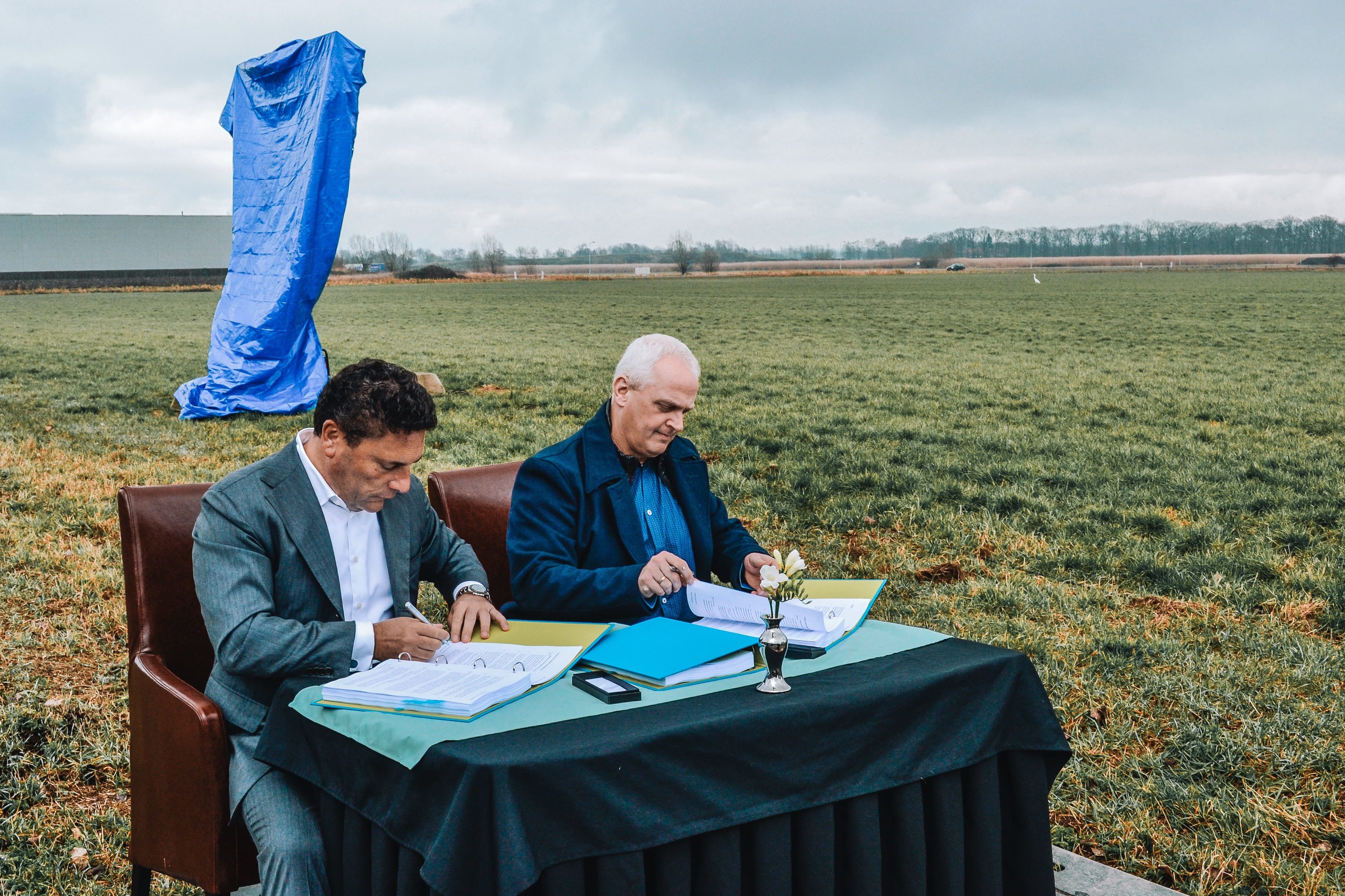 Links Ronald Egger, rechts de Zevenaarse wethouder Nanne van Dellen.