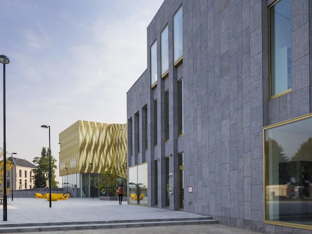 Zinder, Cultuurcentrum en Bibliotheek, Tiel