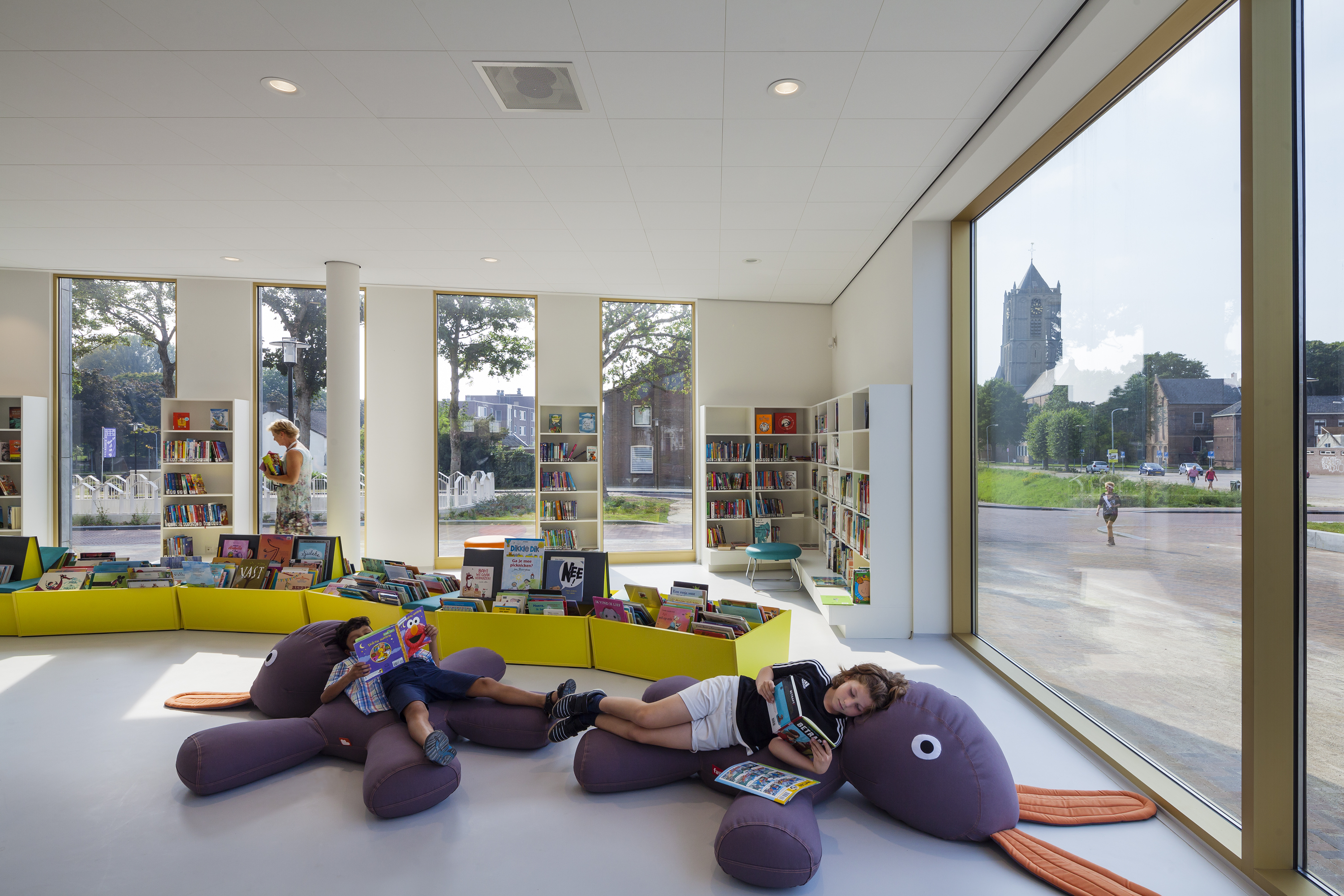 Zinder, Cultuurcentrum en Bibliotheek, Tiel
