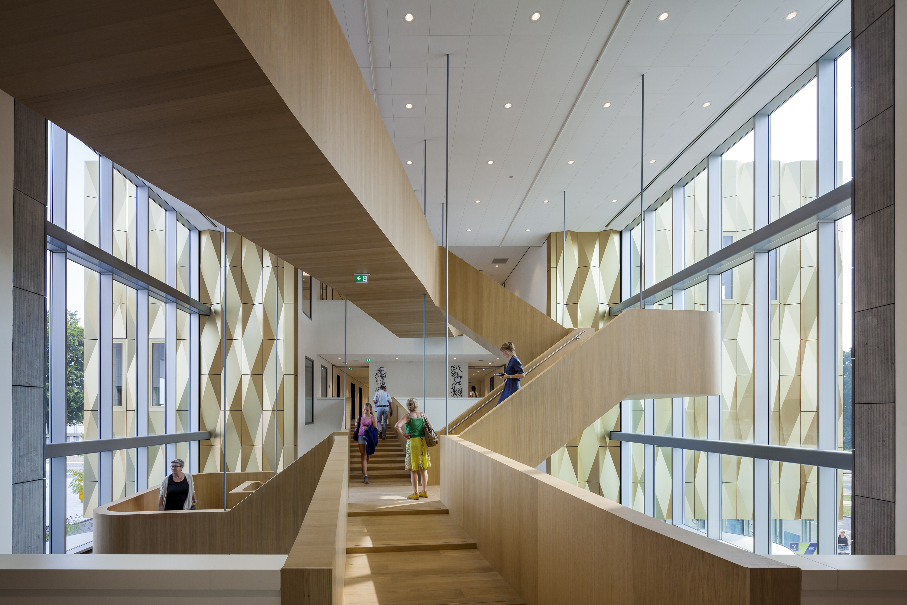 Zinder, Cultuurcentrum en Bibliotheek, Tiel