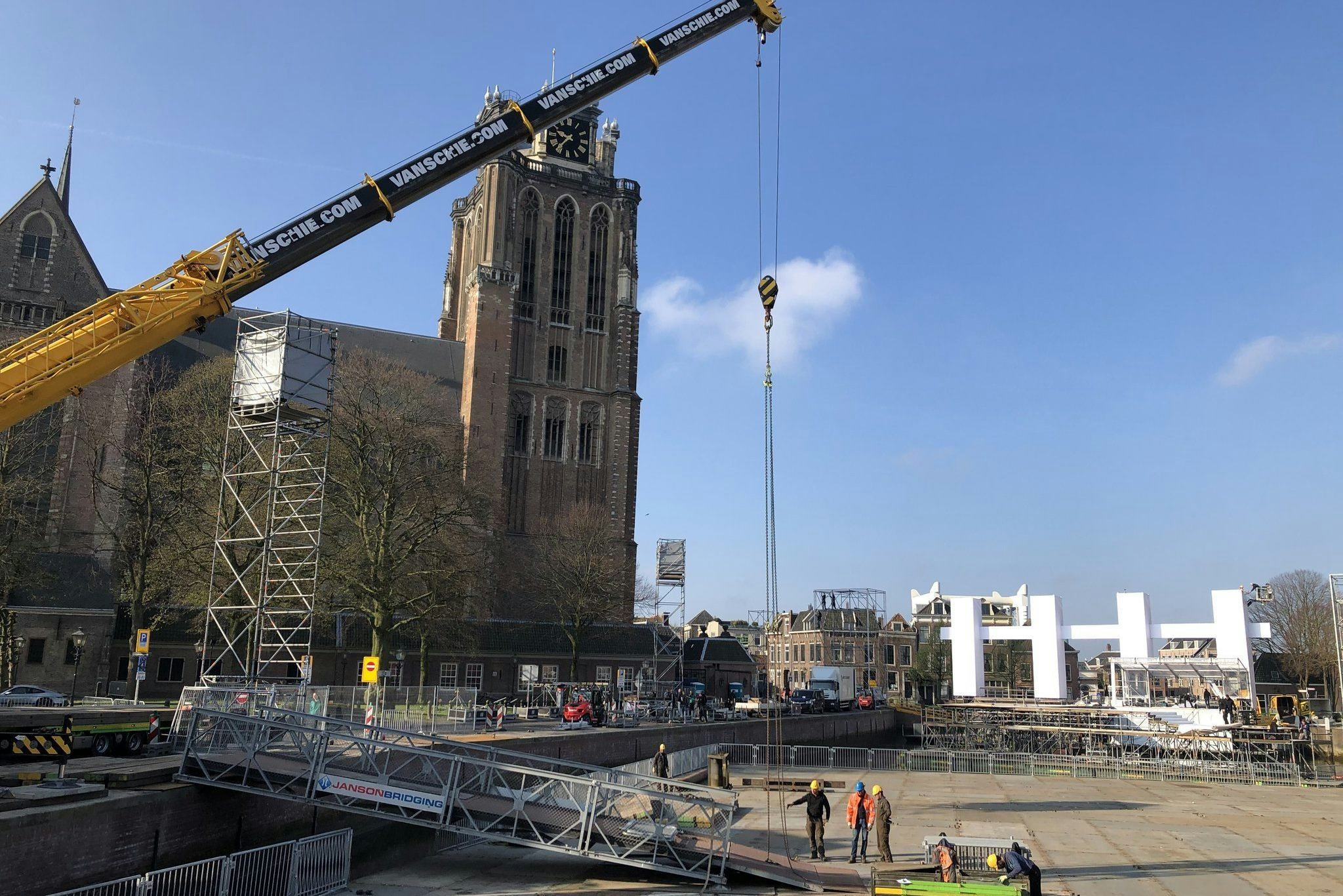 De opbouw van het drijvende podium voor The Passion in het Maartensgat te Dordrecht. 