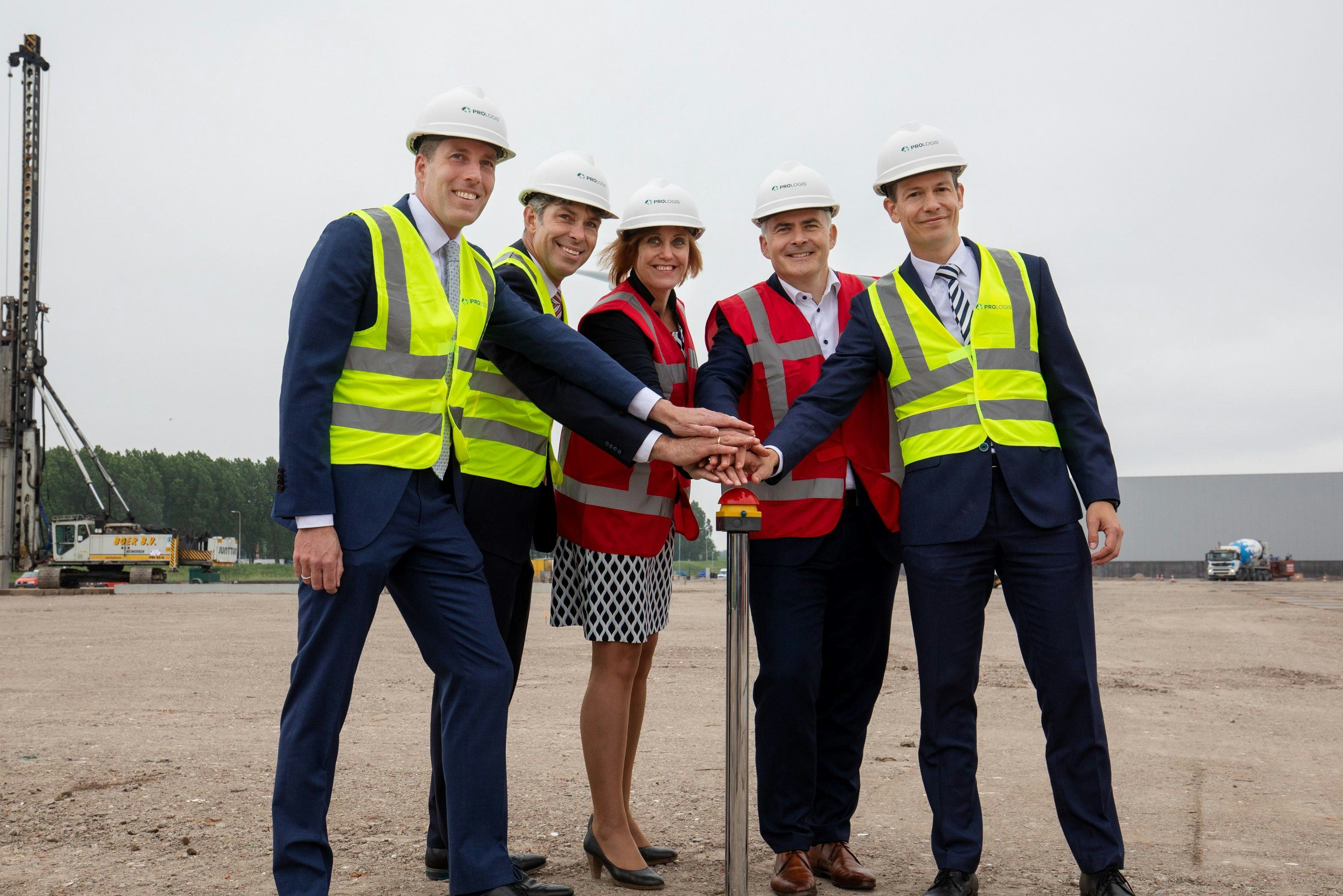 Arthur van Kooij (Hoofd Project Management Prologis Noord Europa), Bart Beeks (Managing Director, CEVA Logistics Benelux), Ellie Eggengoor (wethouder Economische Zaken gemeente Nieuwegein), Tjeerd Jegen (CEO Hema), Sander Breugelmans (country manager Prologis Benelux).
Foto: Bas de Meijer.