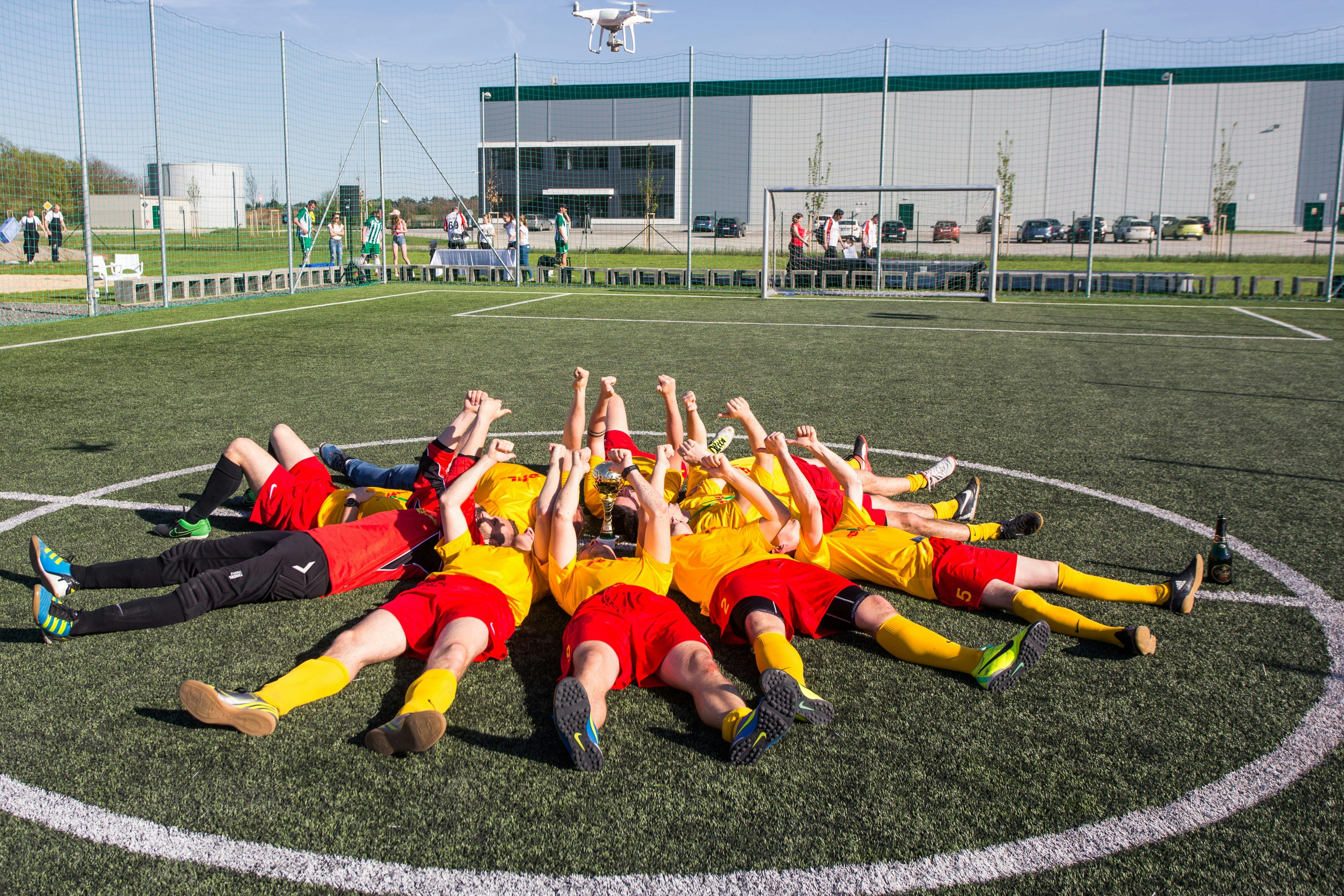Een voetbaltoernooi op een logistiek park van Prologis.