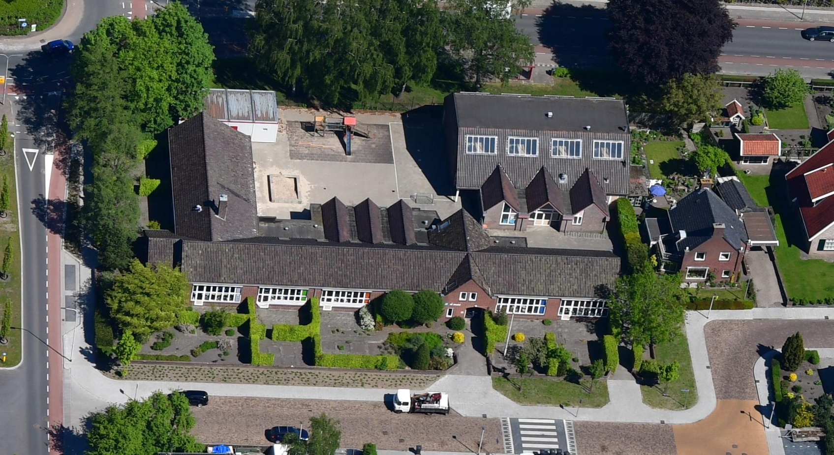 Transformatieplein: Vroomshop wil jongerenwoningen in oude school