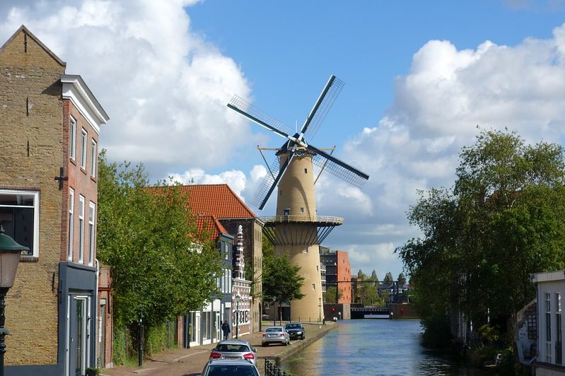 Primeur voor Schiedam: vergunningplicht voor pandjesbazen