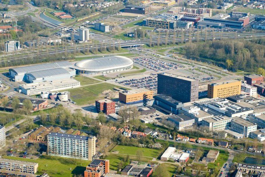 Het Gezondheidspark en de Sportboulevard in Dordrecht. Op de centraal gelegen parkeervoorziening en het grasveld daarnaast moeten 500 woningen komen.