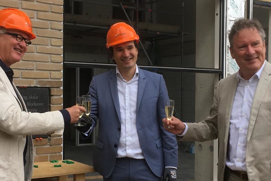 Wethouder Floor Rudinger van Haarlem na het plaatsen van een maquette aan de Pim Mulierlaan
