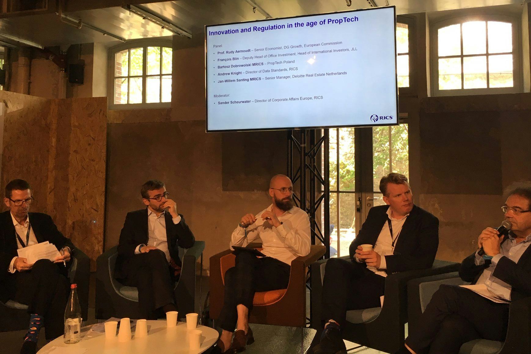 Rudy Aernoudt, rechts op de foto, tijdens een forumdiscussie. op Mipim PropTech Europe.