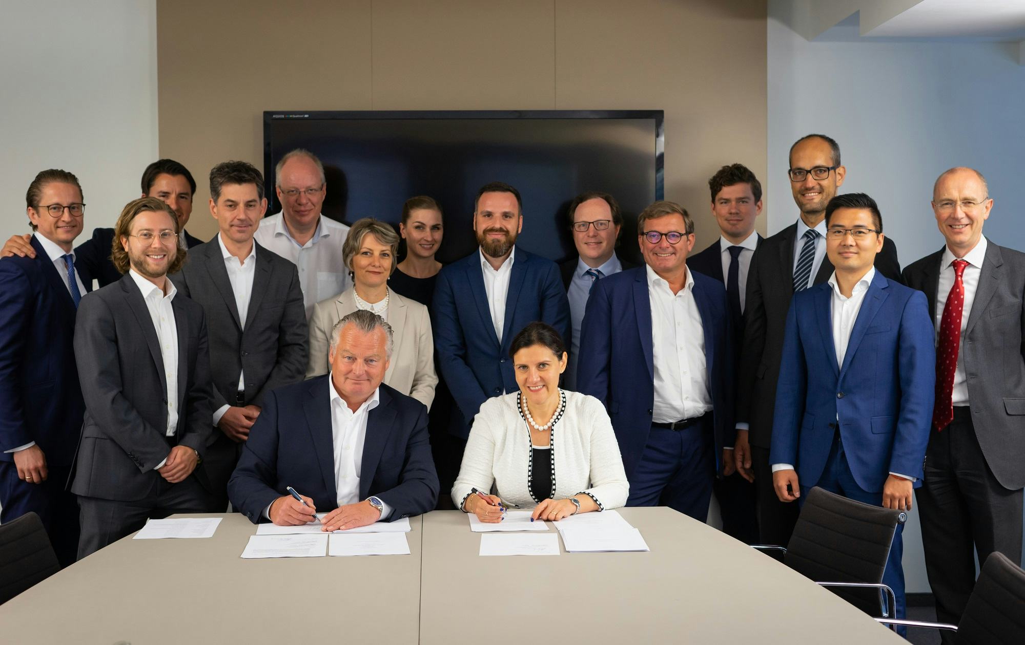 Directeur Menno van der Horst (MVGM) en cfo Maria Grigorova van JLL Emea ondertekenen de deal