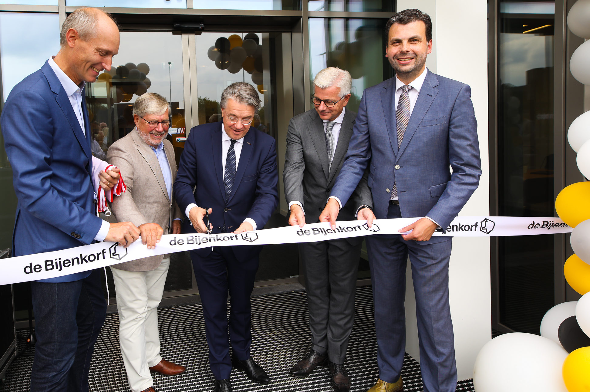 Pieter Heij (De Bijenkorf), Sjef Heerkens (HVBM Vastgoed), Wim van de Donk (Commissaris van de Koning), Adriaan Molenschot (HVBM Vastgoed) en Berend de Vries (Gemeente Tilburg).