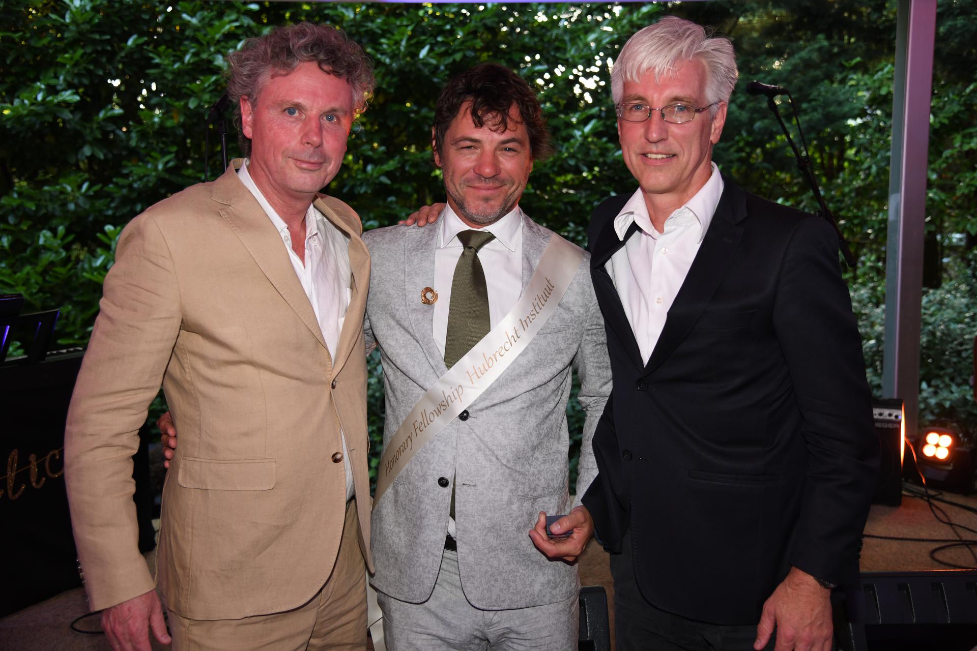 Maarten de Gruyter geflankeerd door directeur Paul Bouter van de Vrienden van het Hubrecht Instituut (links) en Eelco de Koning, lid van de Wetenschappelijke Raad van stichting DON