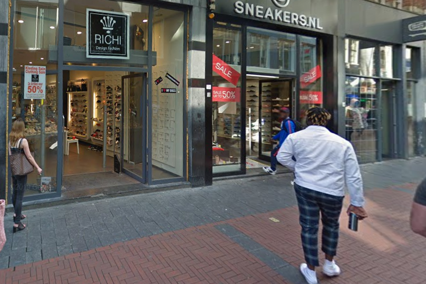 Links: Nieuwendijk 138 Amsterdam  - beeld Google Street View