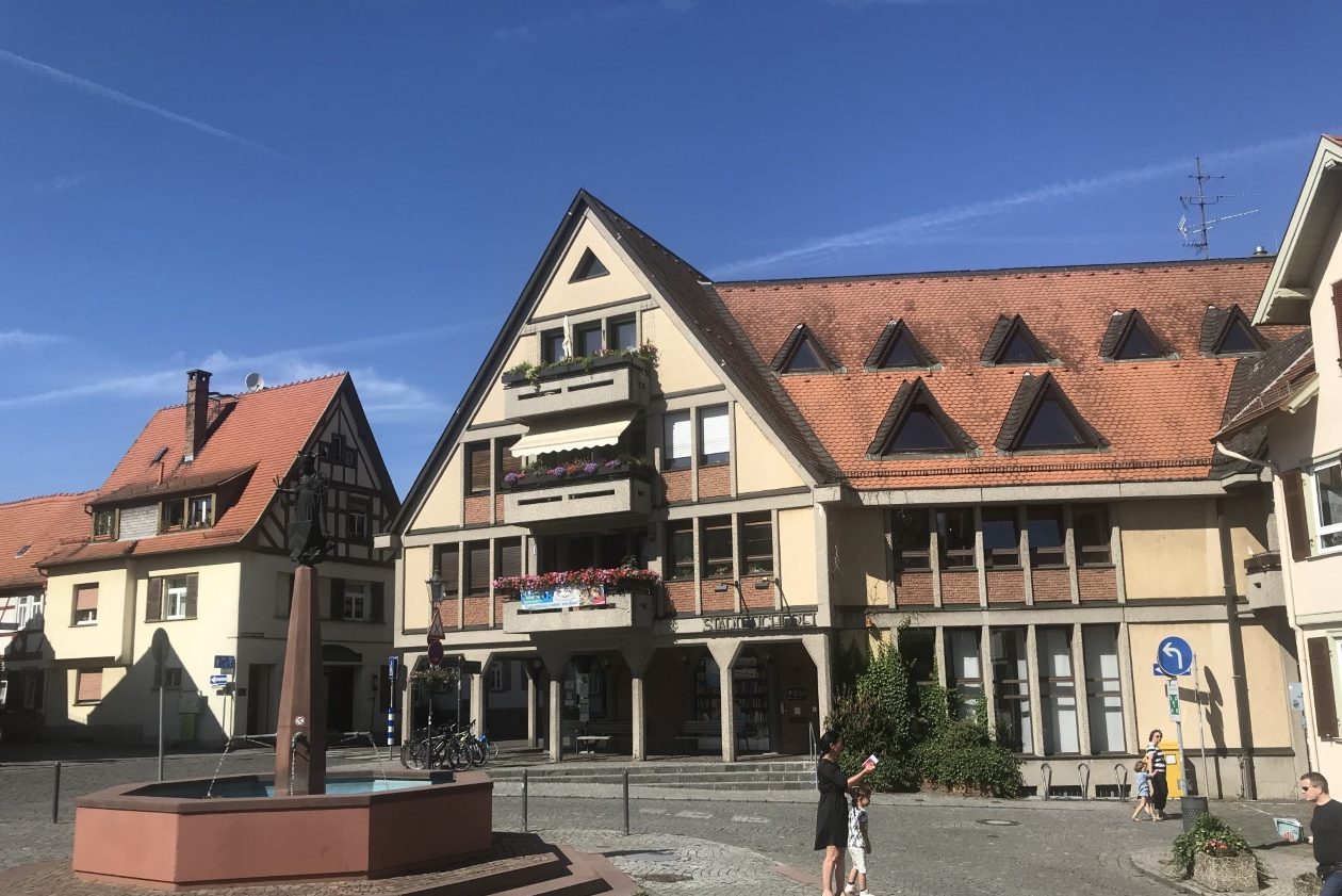 De  overgenomen woningen staan onder meer in Oberursel, nabij Frankfurt