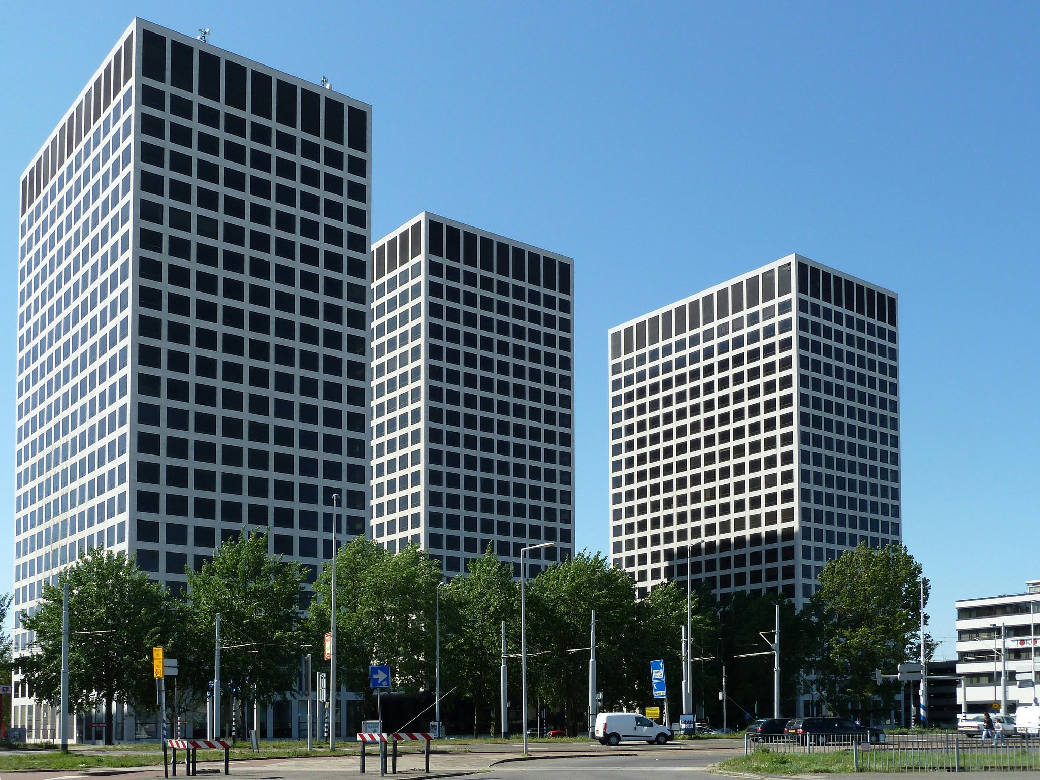 De Lee Towers nabij het Marconiplein, één van de opvallende transformaties tot woonruimte in Rotterdam