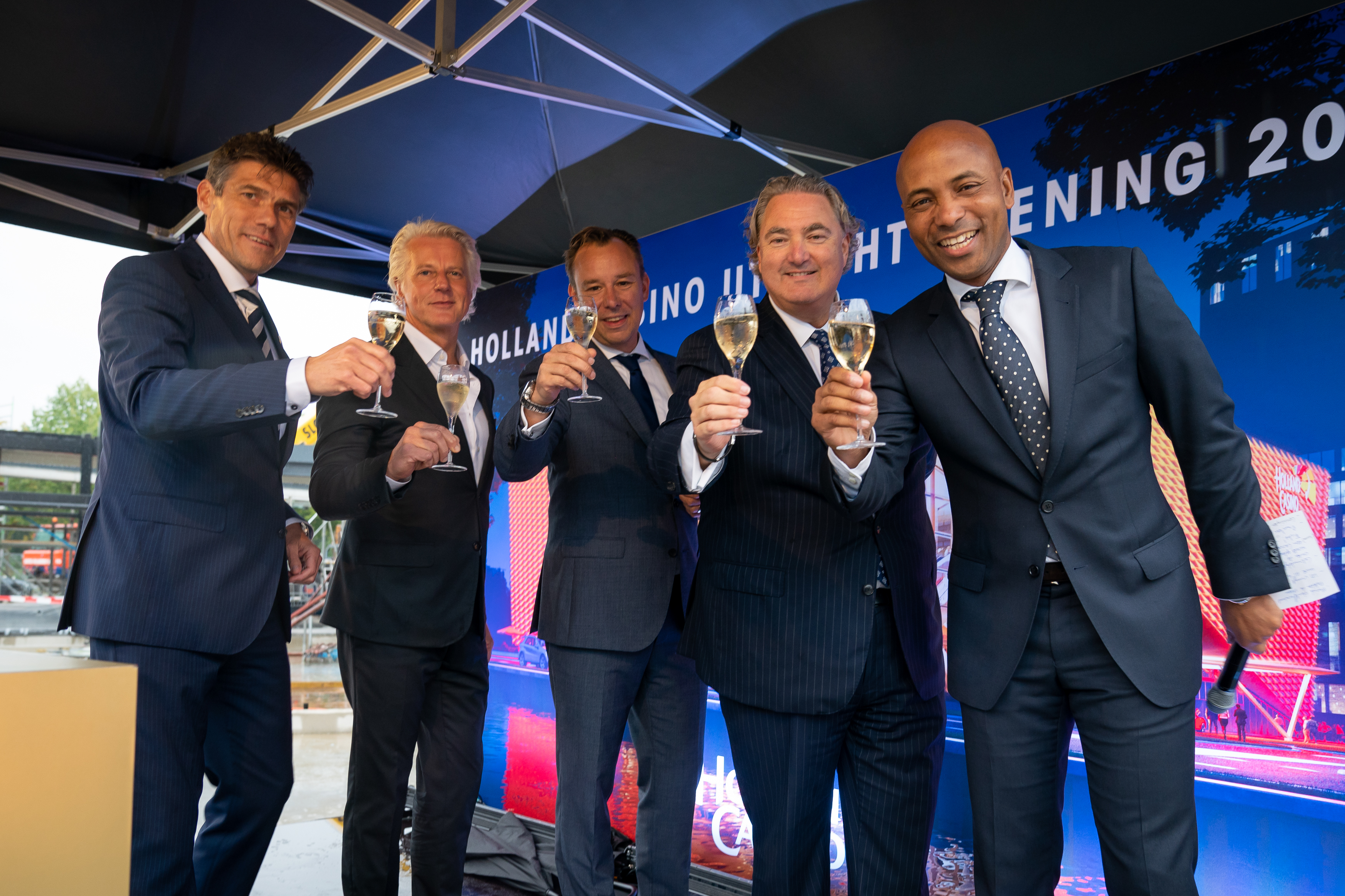 Van links naar rechts Jerry Warmerdam, casinomanager Holland Casino Utrecht, Maarten Langeveld, directeur Rinkelstore CV, wethouder Klaas Verschuure, Erwin van Lambaart, ceo Holland Casino en Humberto Tan