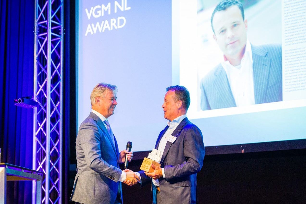René Brinkhuijsen krijgt de eerste VGM NL Award uit handen van voorzitter Eric Verwey