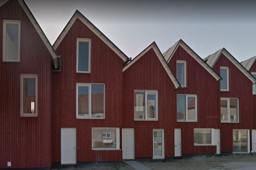 De onbewoonbaar verklaarde nieuwbouwwoningen aan de Van Sleenstraat. Foto: Google Maps