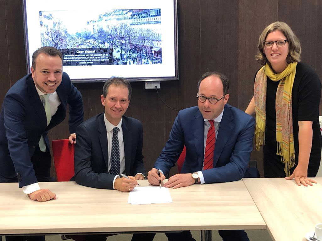 Sander de Rouwe (IPO/gedeputeerde provincie Friesland), Eddy van Hijum (gedeputeerde provincie Overijssel), Martijn van Gruijthuijsen (gedeputeerde provincie Noord-Brabant) - beide voorzitter van het bestuurlijk interprovinciaal overleg (BACRE) - en Kim Ruijs (projectleider Regionale afstemming van de Retailagenda)