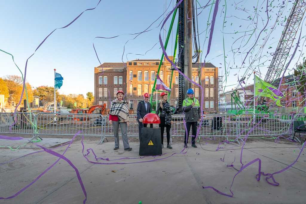 Met het gezamenlijk boren van een heipaal door Ilse Griek (Stadsdeel Centrum), Ivo van der Klei (Stichting Amstelring Groep) en Esther Akkerman (Syntrus Achmea), is het officiële startsein gegeven voor de nieuwbouw en restauratiewerkzaamheden.