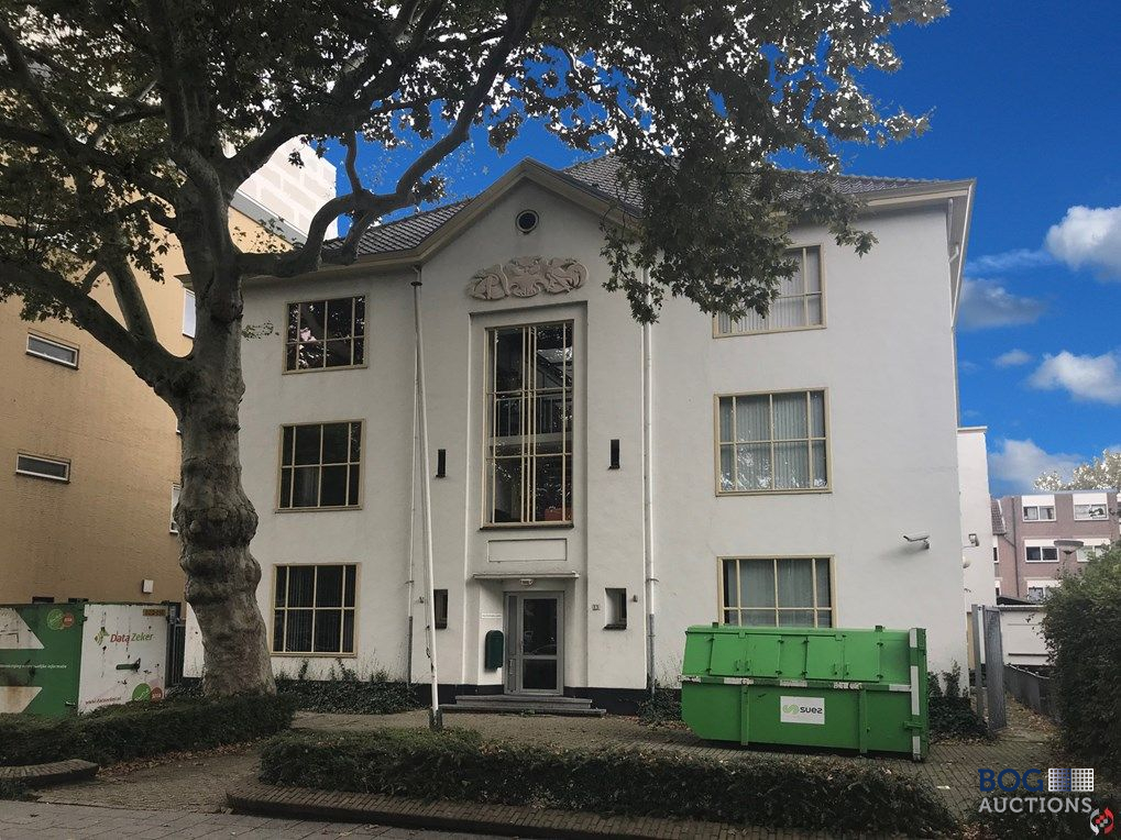 Het voormalige politiebureau aan de Boezemsingel