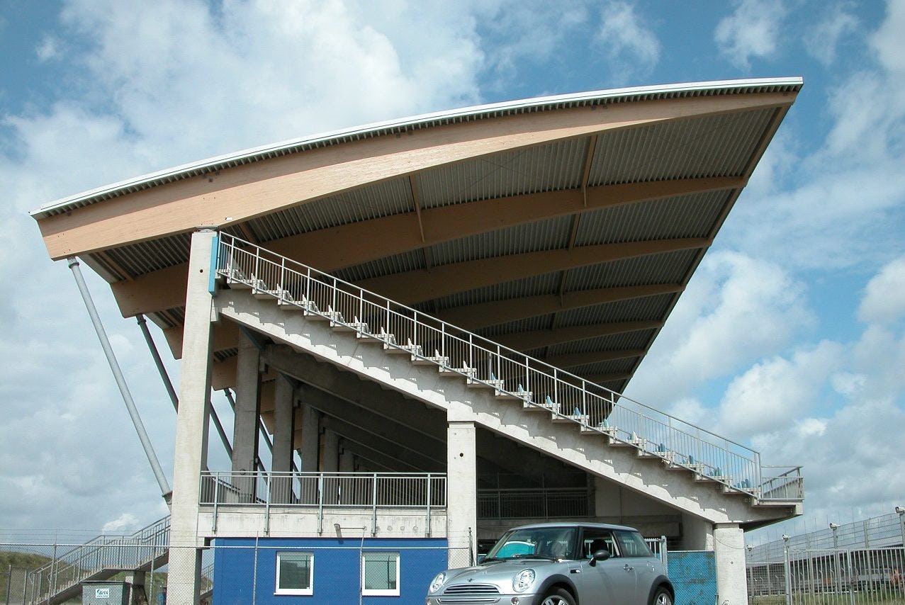Een van de bestaande tribunes bij het circuit in Zandvoort