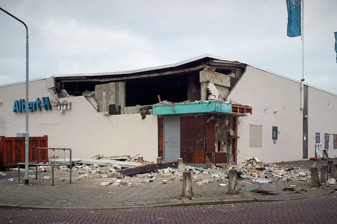 Winkelcentrum Walburg in Zwijndrecht liep veel schade op bij een plofkraak eind juni. Foto: Politie DrechtstedenBuiten