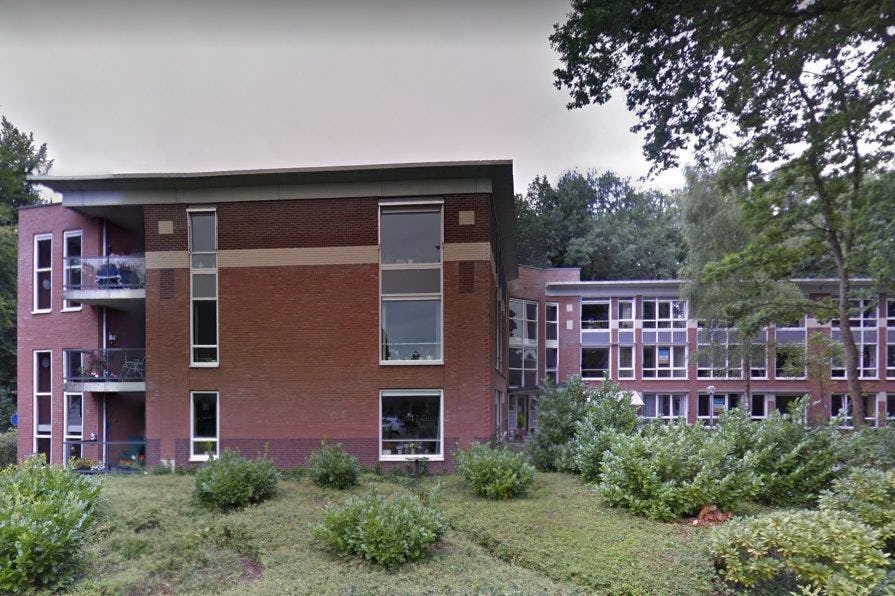 Het seniorencomplex aan de Bloemendalsweg in Deventer. Foto Google Maps