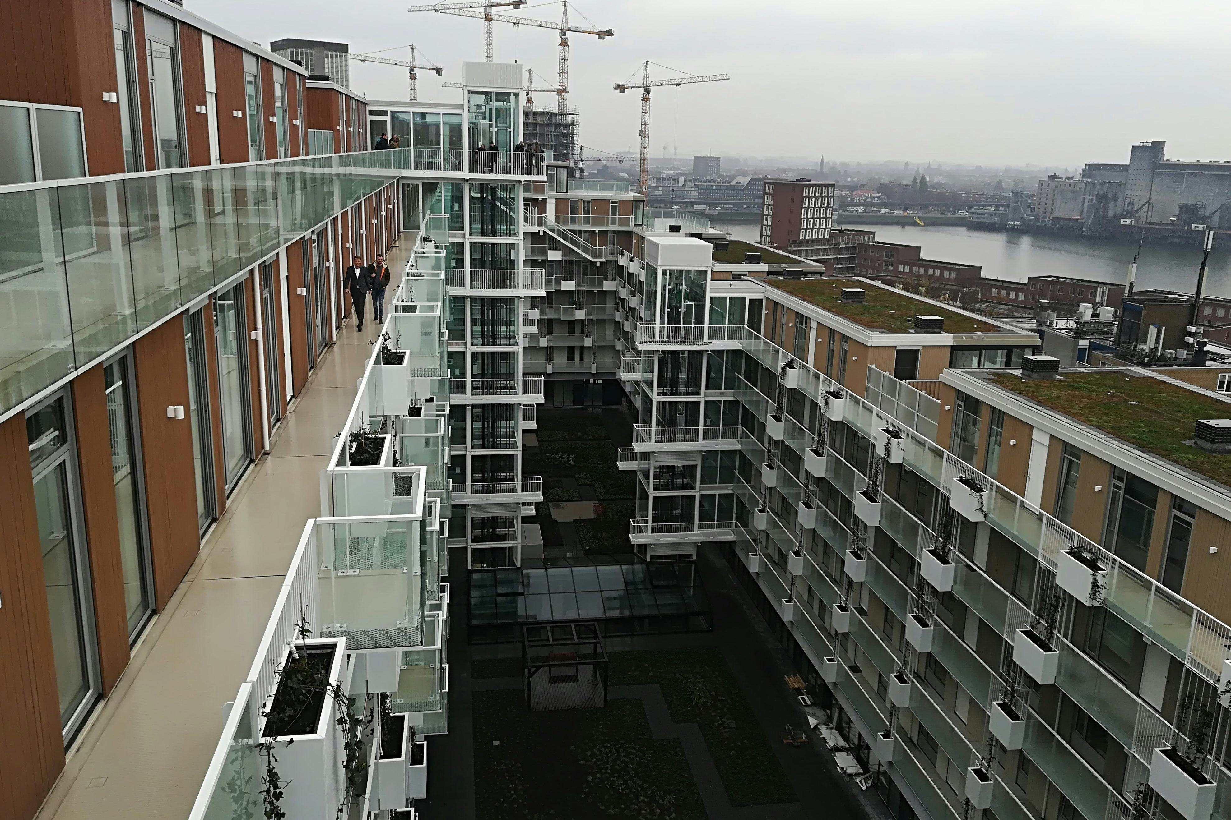 De binnentuin van Fenix 1 in Roterdam