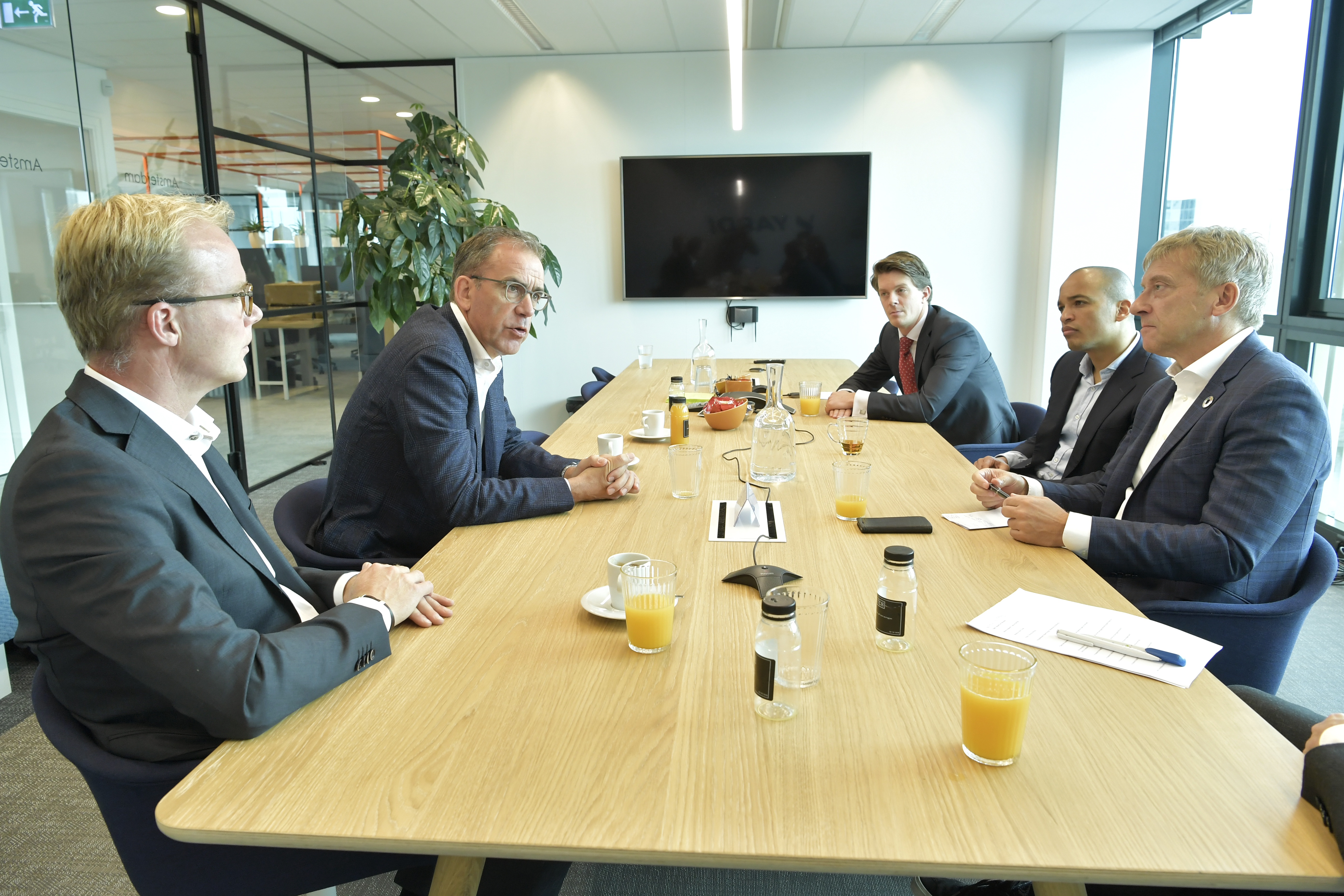 Van links naar rechts: Remco van de Wetering, Hans Touw, Robert-Jan Reeuwijk, Terence Wong en Jaap van der Bijl. Foto: Cor Salverius
