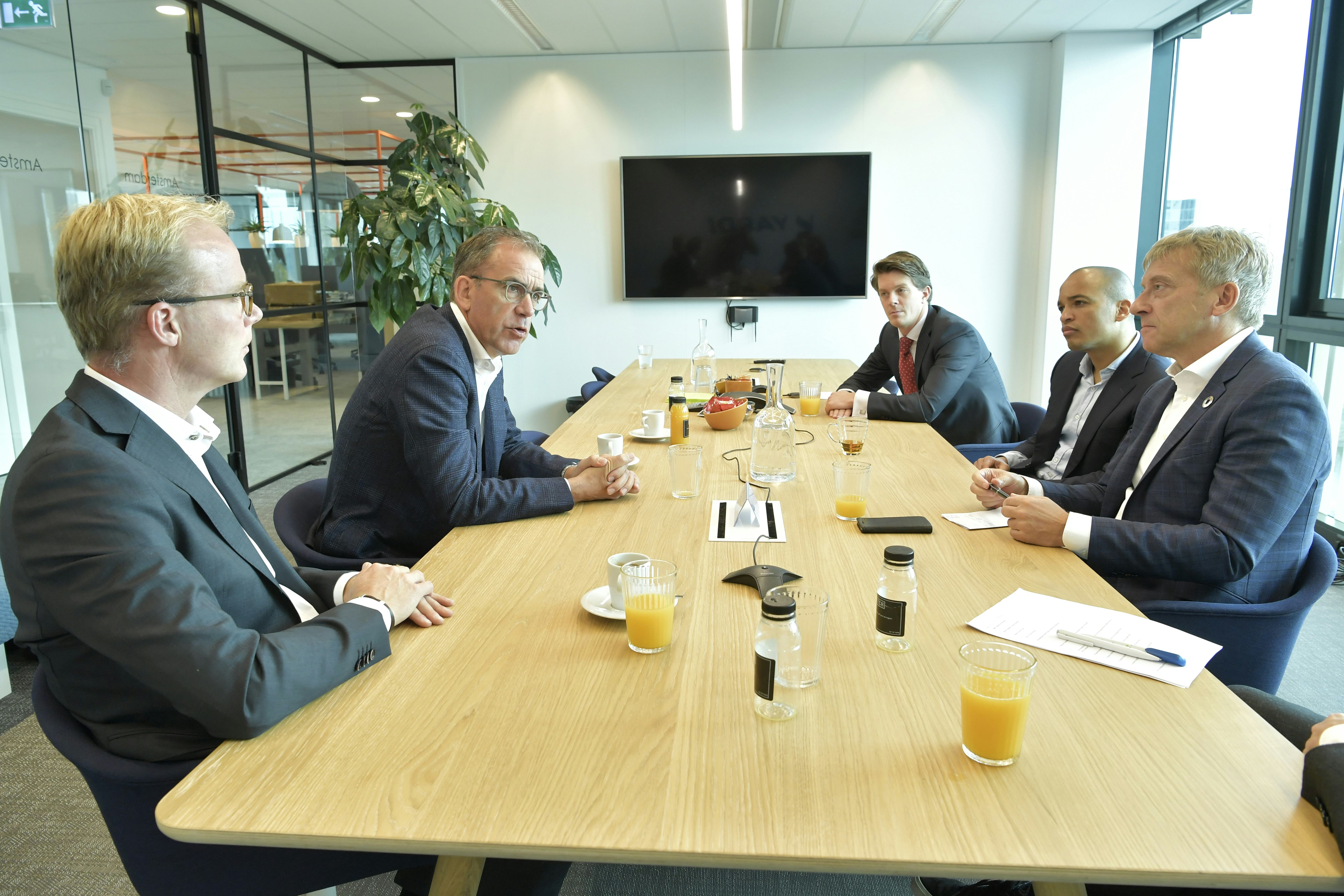 Van links naar rechts: Remco van de Wetering, Hans Touw, Robert-Jan Reeuwijk, Terence Wong en Jaap van der Bijl. Foto: Cor Salverius