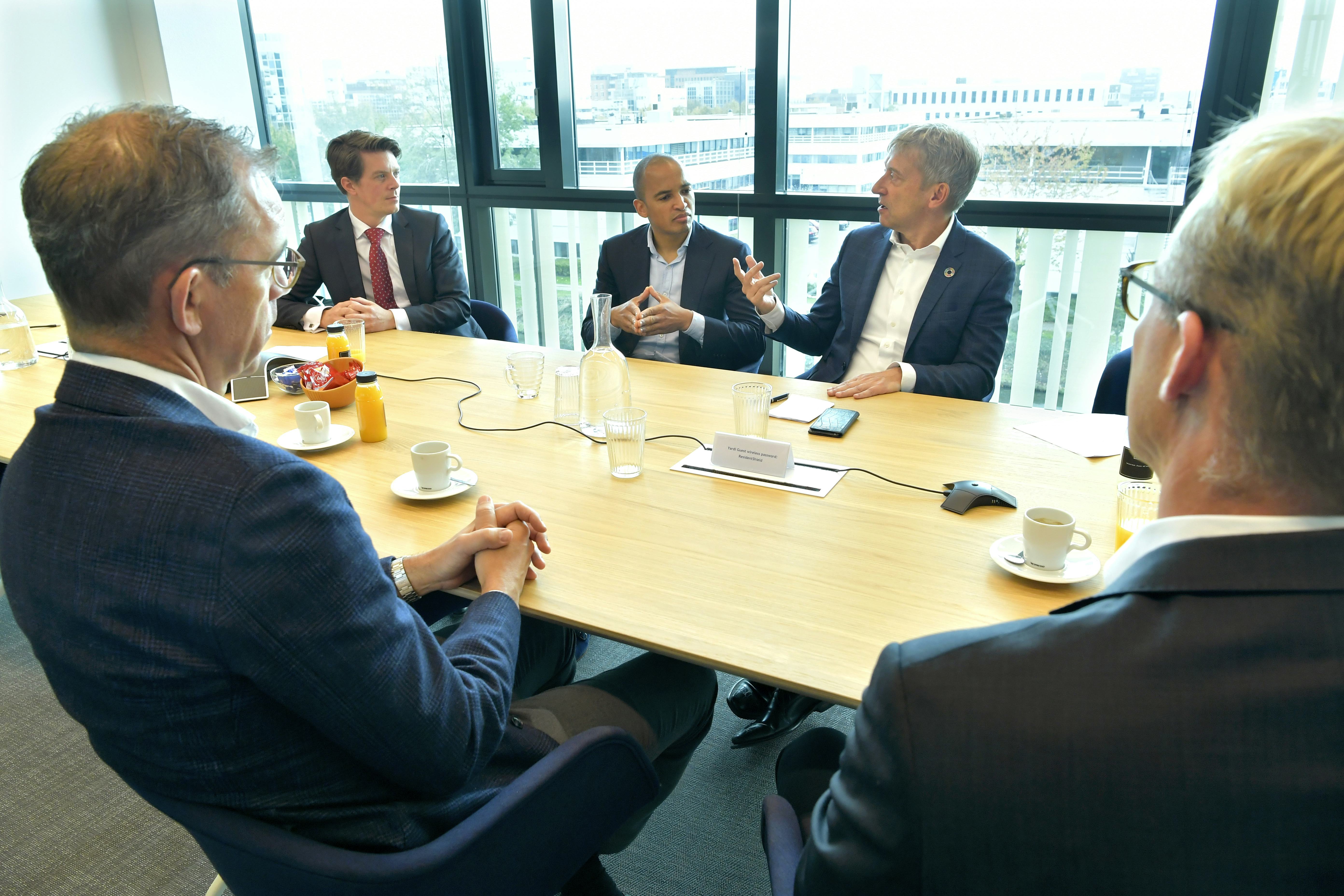 Het rondetafelgesprek bij Yardi met als thema 'Kwaliteit in beeld'. Van Links naar rechts: Hans Touw, Robert-Jan Reeuwijk, Terrence Wong, Jaap van der Bijl en Remco van de Wetering. Foto: Cor Salverius