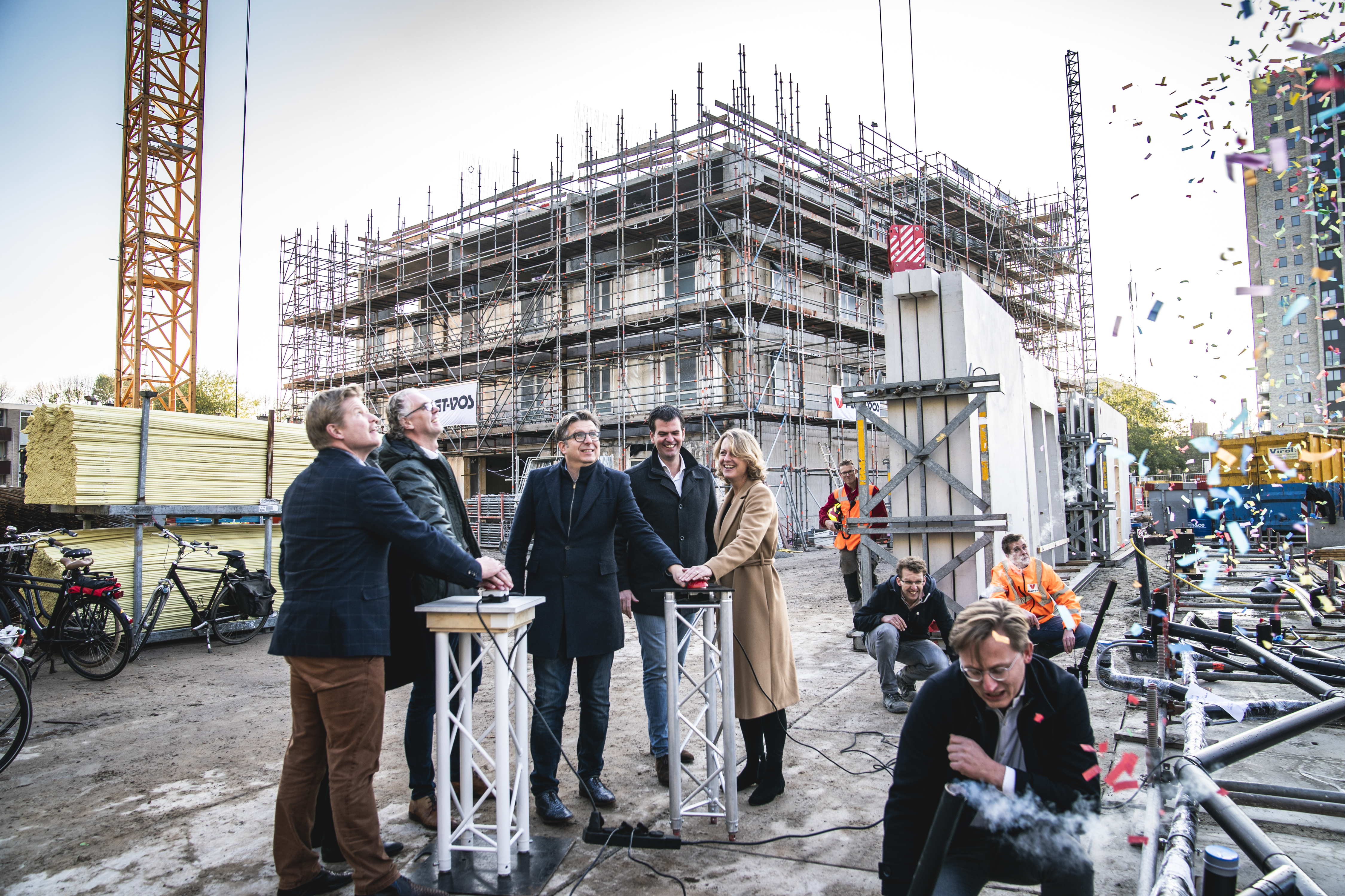 Tijdens de officiële start van de bouw werden door Nijestee-directeur Pieter Bregman, wethouder Roeland van der Schaaf en managing director van Curlew Marjon Copier in het bijzijn van alle aanwezigen de bouwhoogtes per toren feestelijk gemarkeerd.

Foto: Siese Veenstra