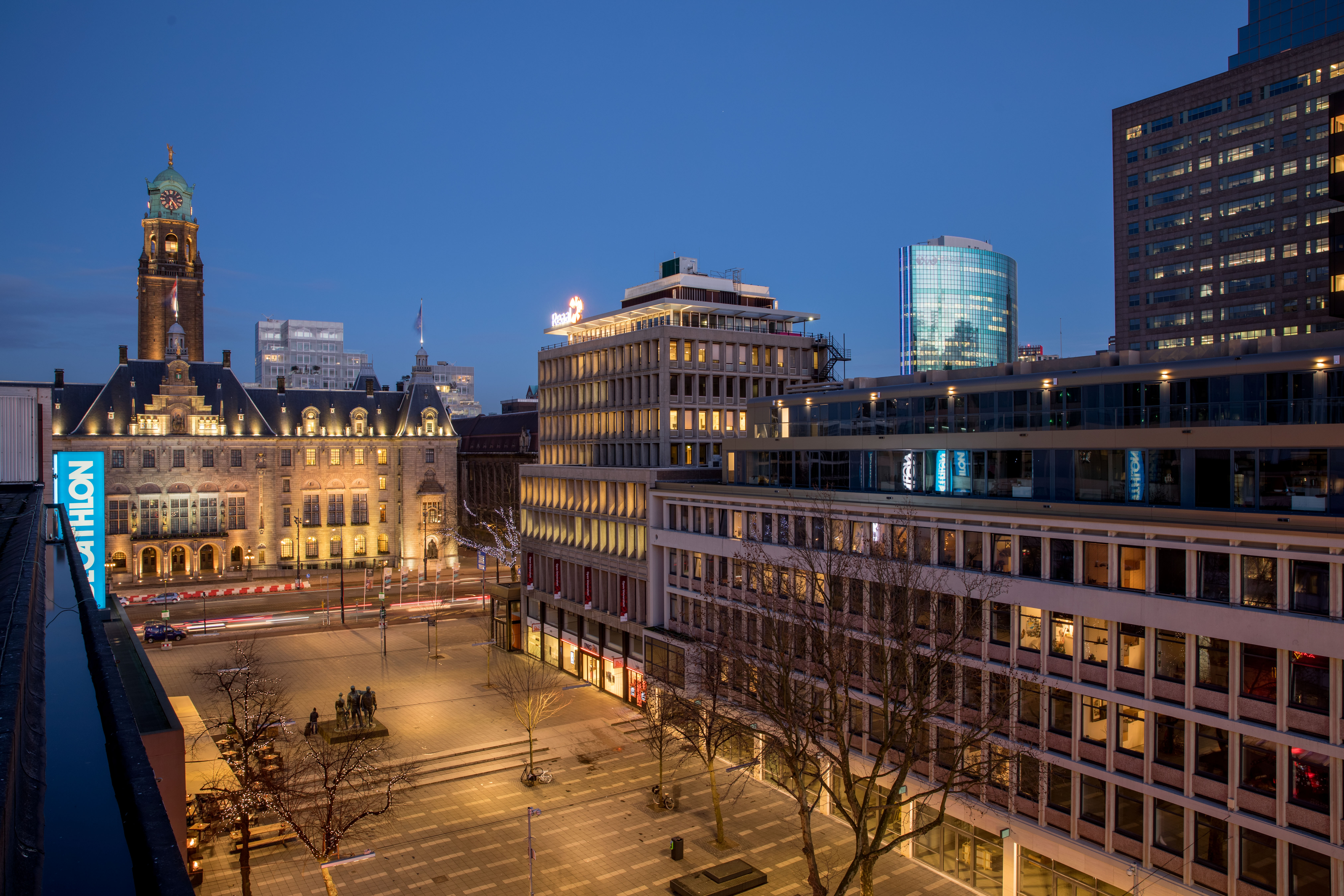 Het Stadhuisplein in Rotterdam. Rechts de studentenwoningen